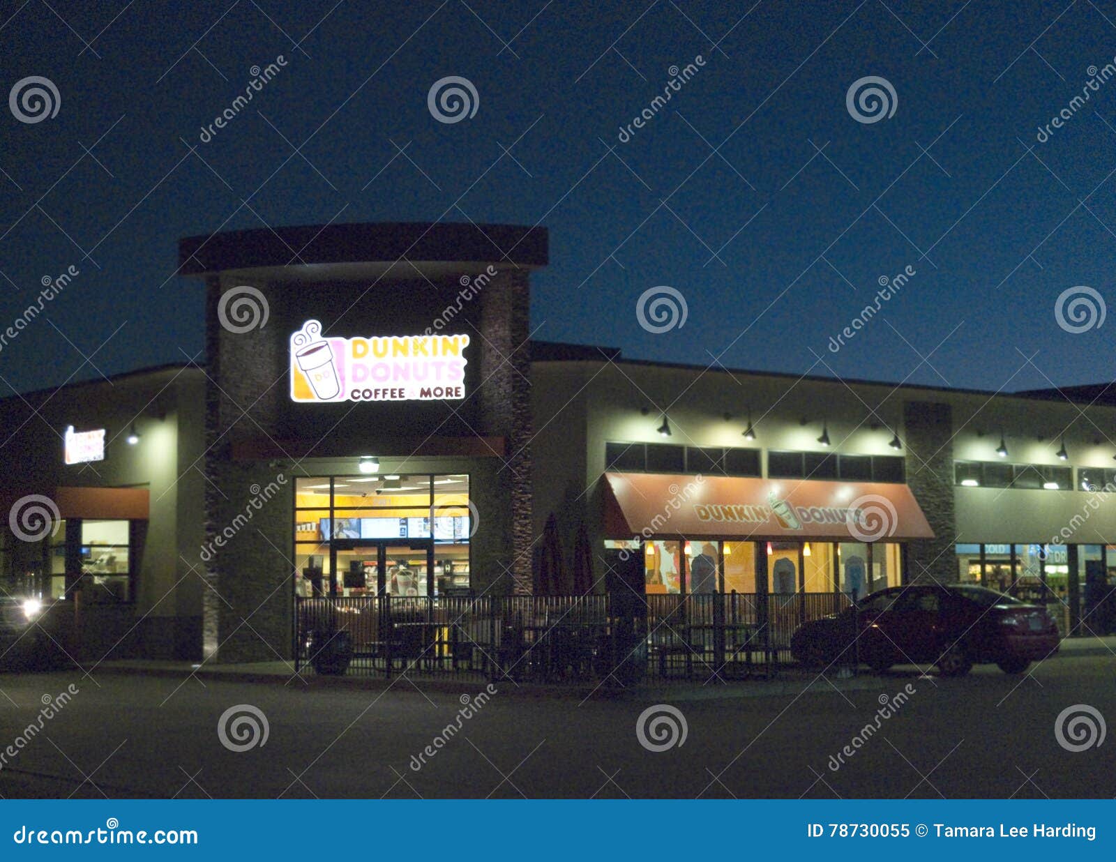 Dunkin Donuts, Fort Smith, Arkansas Redaktionell Foto Bild av lampor