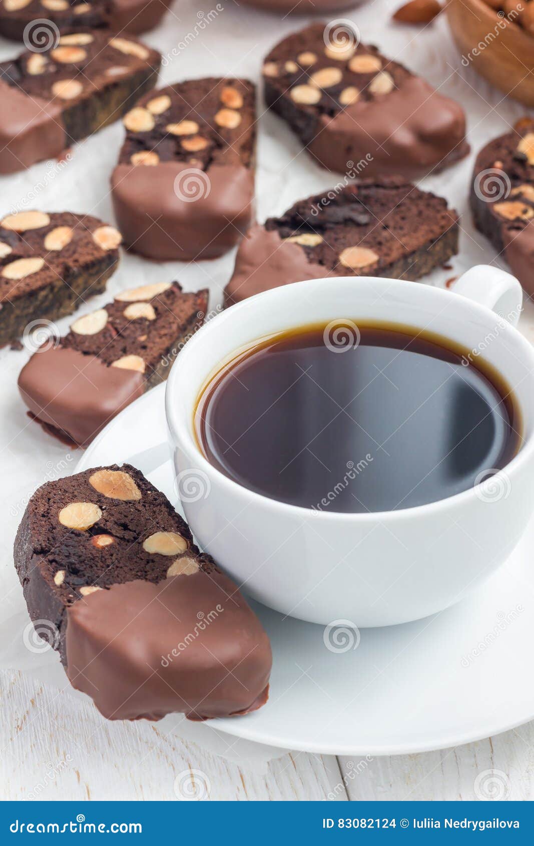 Dunkle Schokolade Biscotti Plätzchen Mit Den Mandeln, Bedeckt Mit ...