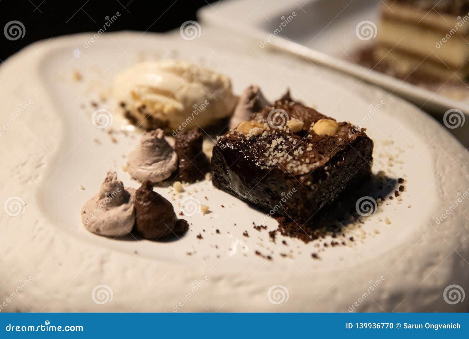 Dunkler Schokoladenkuchen Mit Kremeis- Und Vanilleeiscreme Stockfoto ...