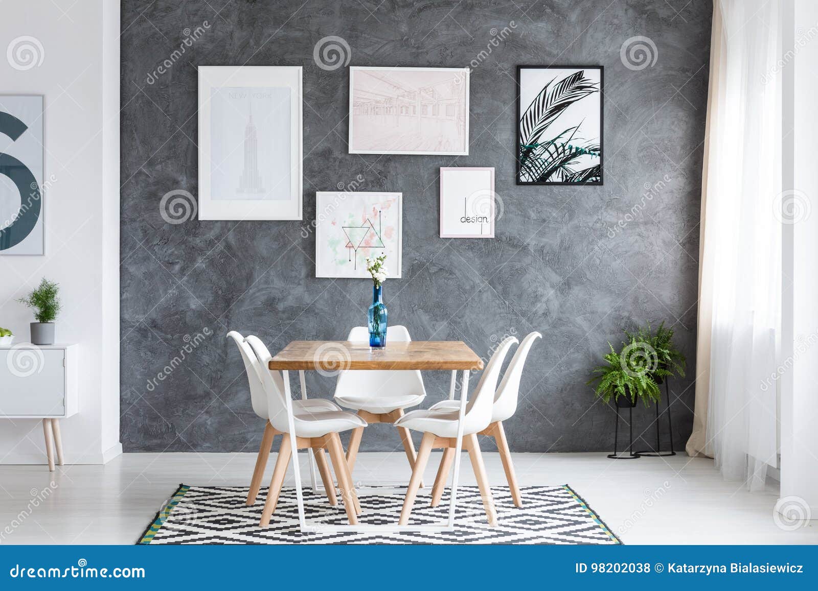 Dunkles Esszimmer Mit Galerie Stockfoto Bild Von Flowerpot