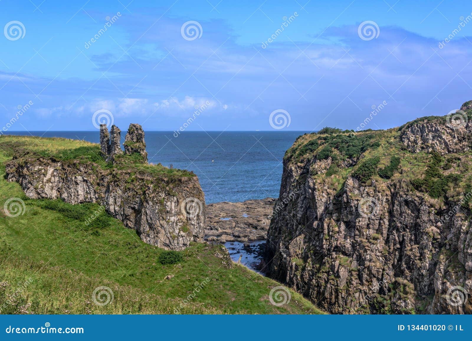 Dunseverick Severnaya Irlandiya 23 E Avgusta 2018 Zamok Dunseverick Redakcionnoe Izobrazhenie Izobrazhenie Naschityvayushej 134401020
