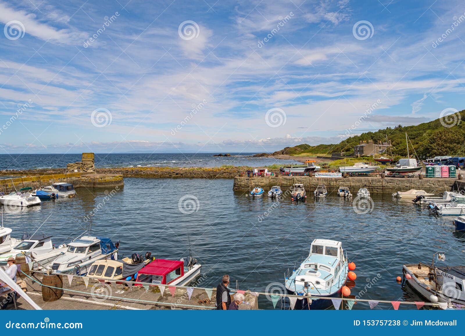Dunure在苏格兰外国人摄制地点有海营业日的节日和繁忙与许多访客对这普遍编辑类库存照片 图片包括有dunure在苏格兰外国人摄制地点有海营业日的节日和繁忙与许多访客对这普遍