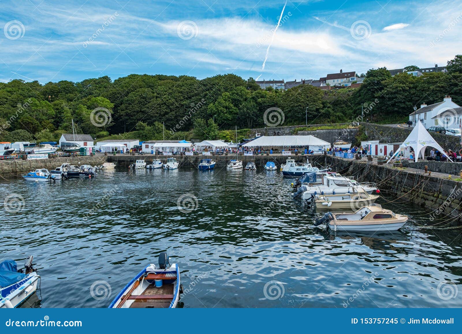Dunure在苏格兰外国人摄制地点有海营业日的节日和繁忙与许多访客对这普遍编辑类图片 图片包括有dunure在苏格兰外国人摄制地点有海营业日的节日和繁忙与许多访客对这普遍