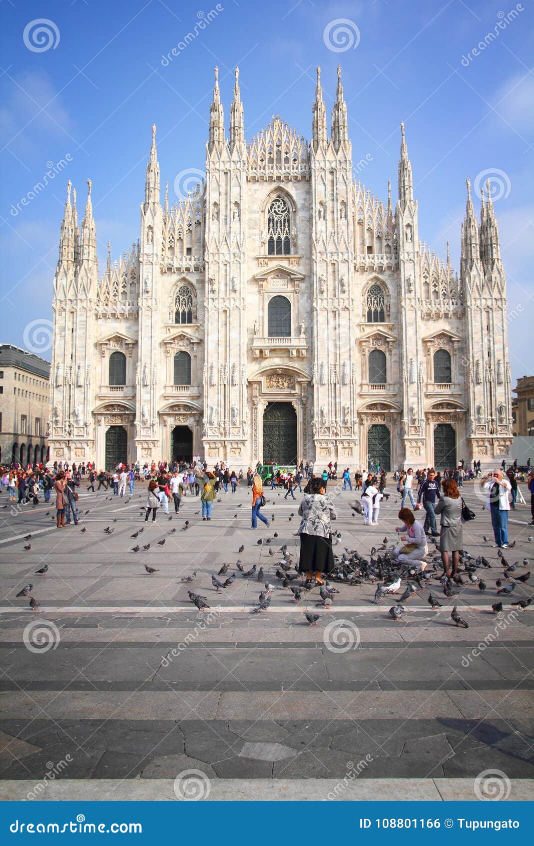 Duomo de la plaza, Milano foto editorial. Imagen de iglesia - 108801166