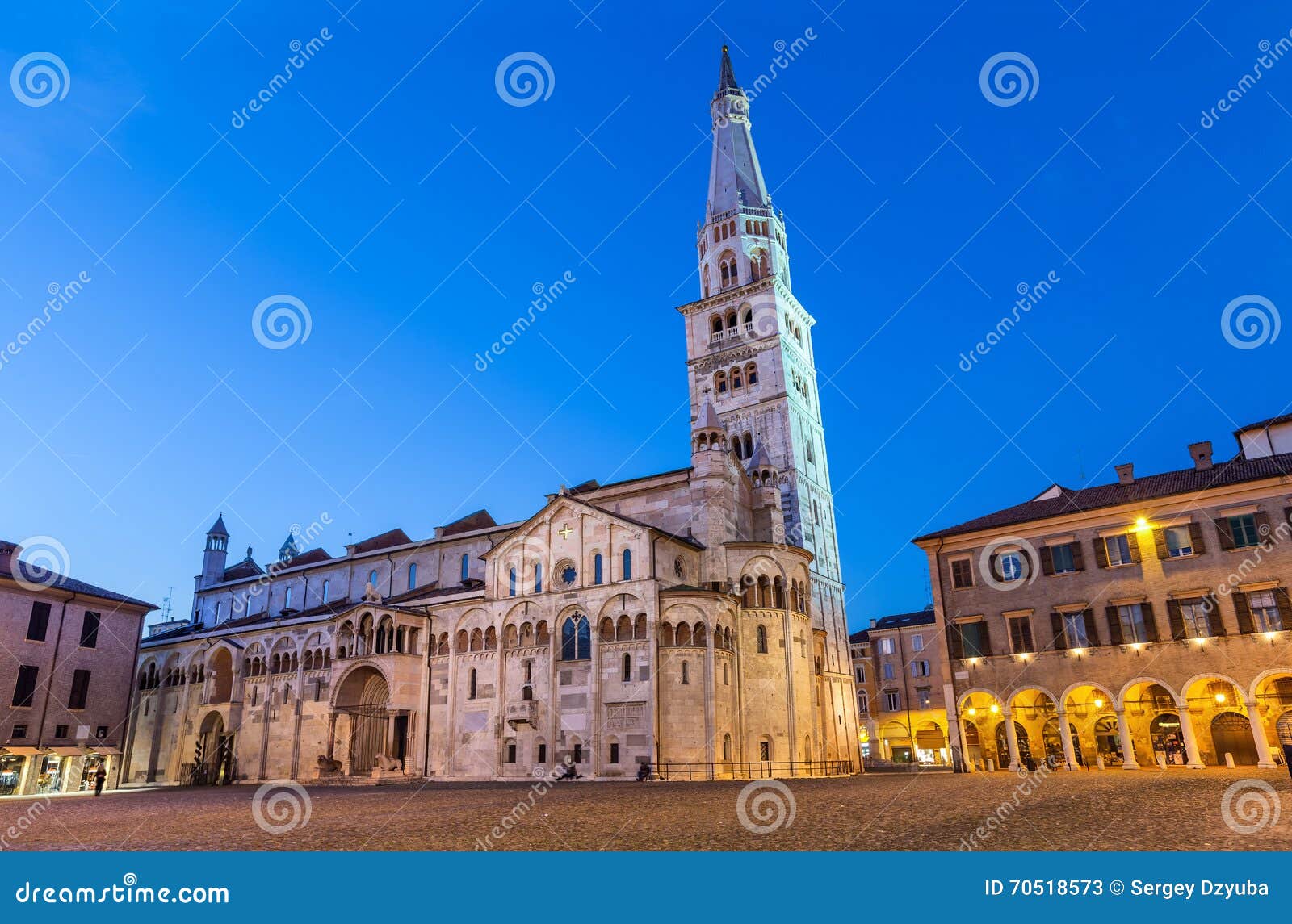 duomo di modena with ghirlandina tower