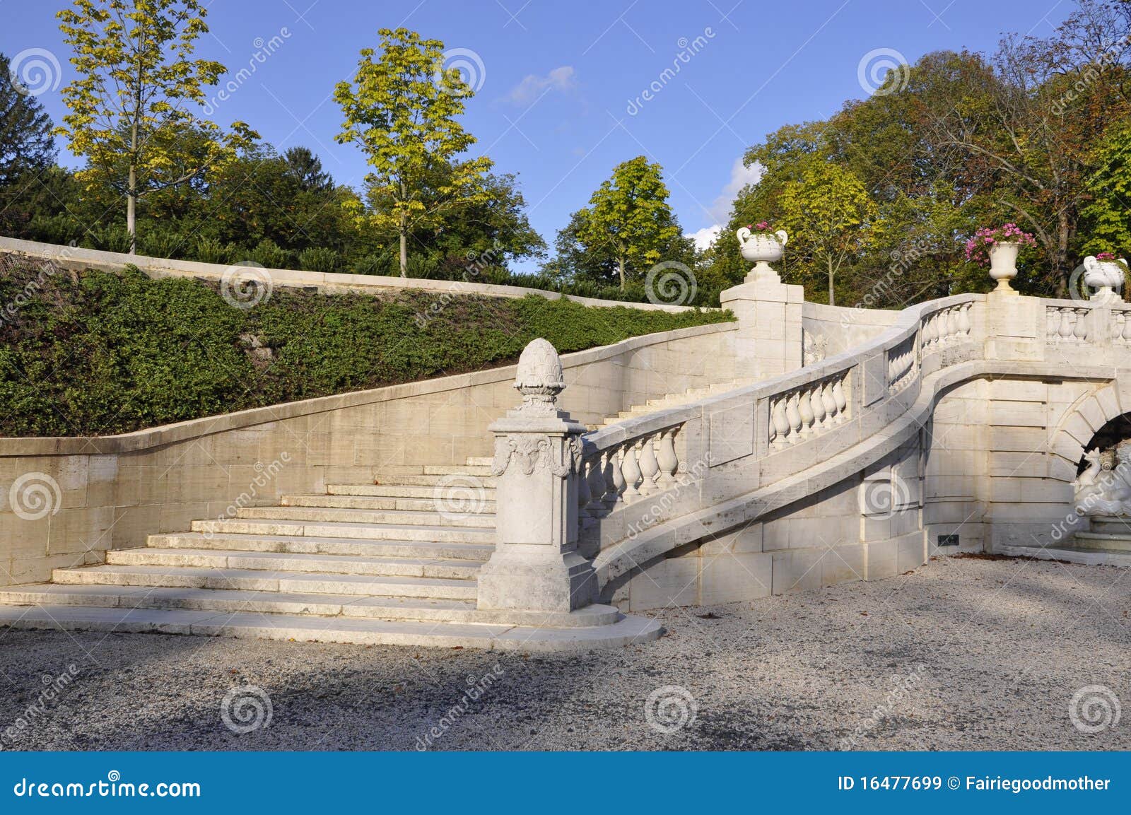 DuPont Mansion and Gardens stock image. Image of pond 16477699
