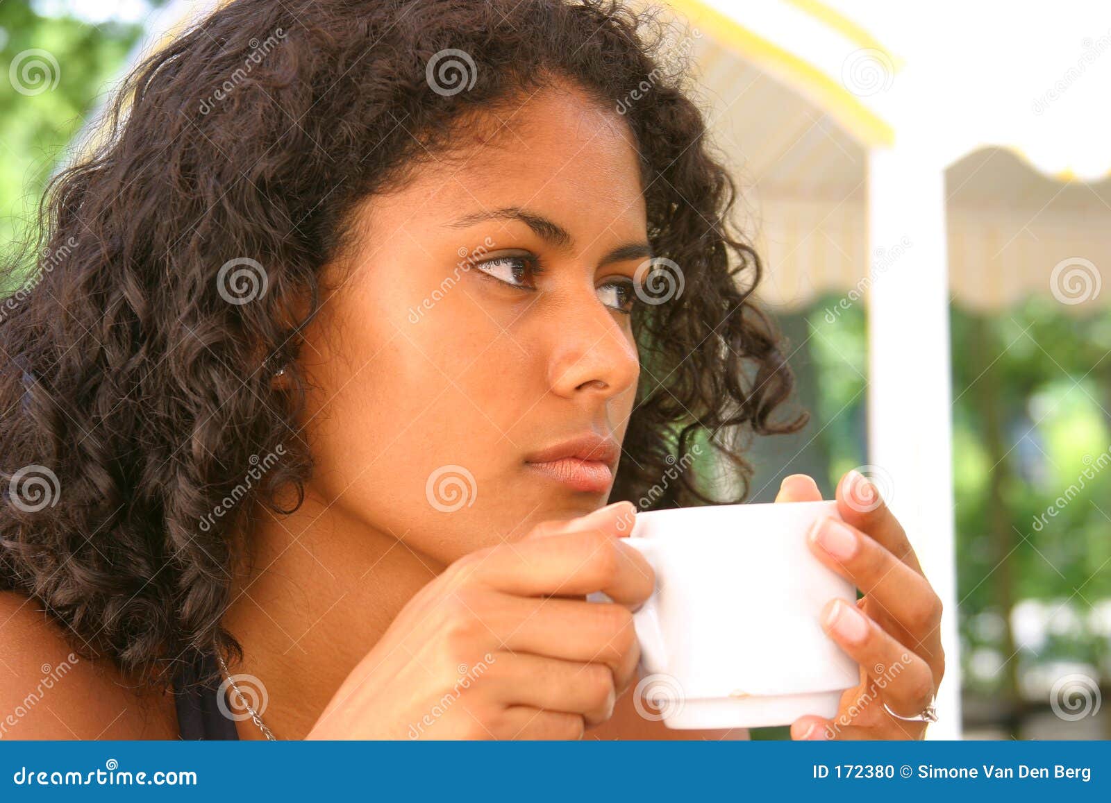 Durchdachte Brasilianische Frau Stockfoto Bild von gaststätte, becher