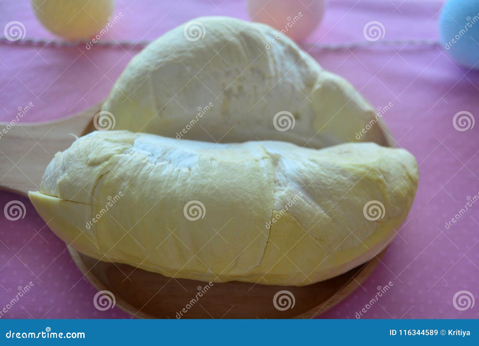 Durian ο βασιλιάς των φρούτων στο ξύλινο πιάτο