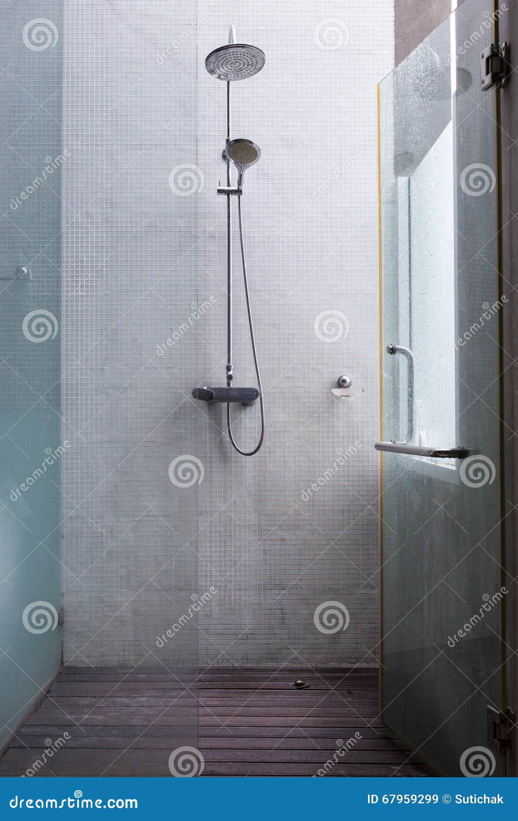 Duschhuvud i badrum, design av hemmiljön arkivfoto bild: 67959299