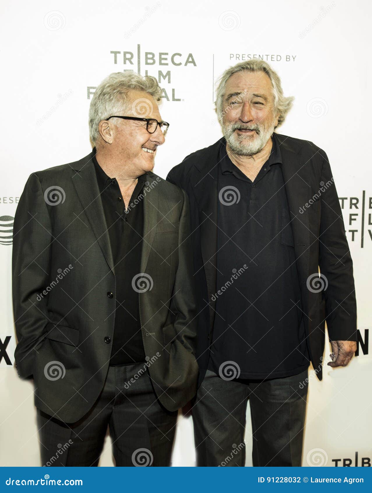 Dustin Hoffman Arrives al festival cinematografico 2017 di Tribeca. L'attore di conquista Dustin Hoffman di Oscar del ¿ del ï„ arriva sul tappeto rosso per vincitore 2017 dell'Oscar di festival cinematografico di Tribeca il collega ed il co-fondatore di TFF, Robert DeNiro, lo accoglie favorevolmente Hoffman si è impegnato in una discussione sul palco con il produttore cinematografico Noah Baumbach, parte dei colloqui di Tribaca: Direttori Series al sedicesimo TFF annuale il 24 aprile 2017 alle arti dello spettacolo di Tribeca concentrano in Lower Manhattan