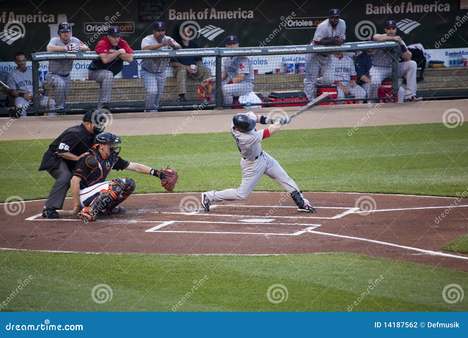 Dustin Pedroia del Boston Red Sox oscilla ad un passo durante il gioco contro gli Orioles di Baltimora il 1° maggio 2010