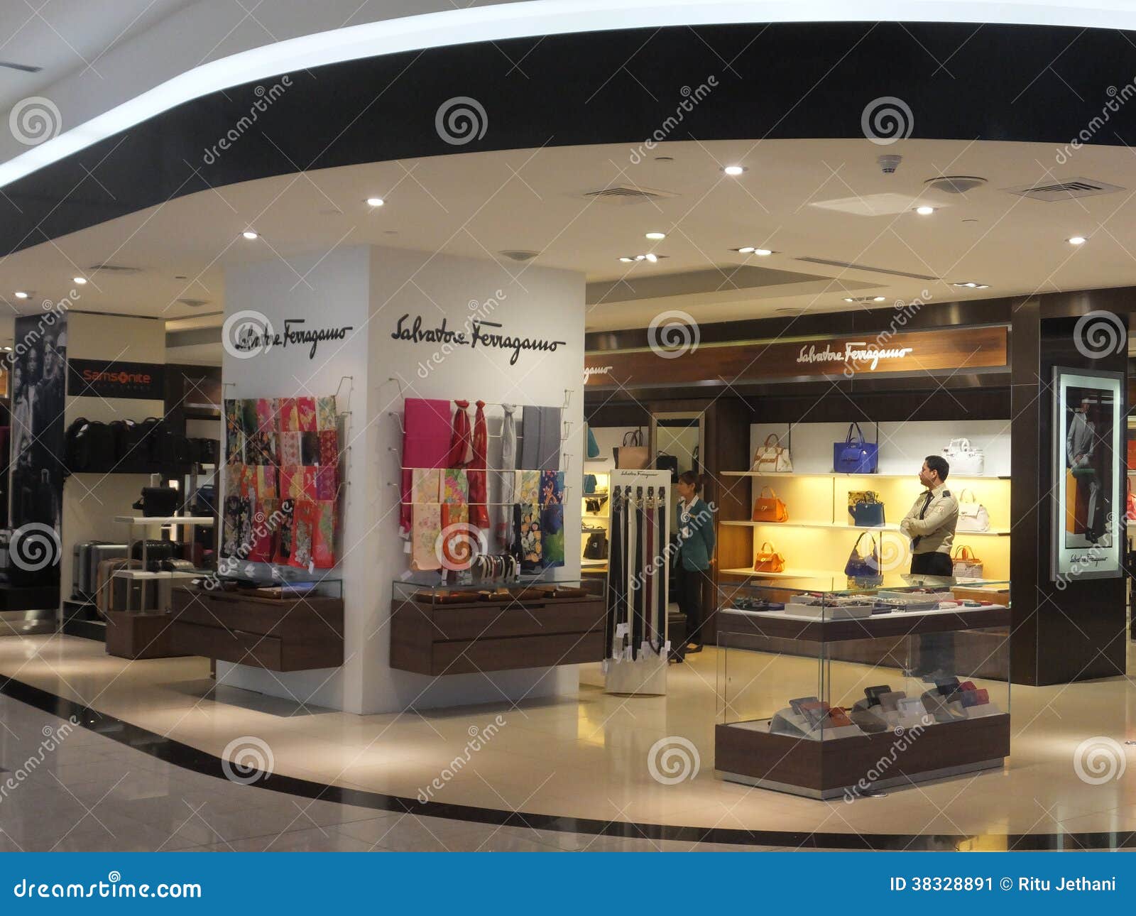 Duty Free at Dubai International Airport Editorial Photo - Image of ...