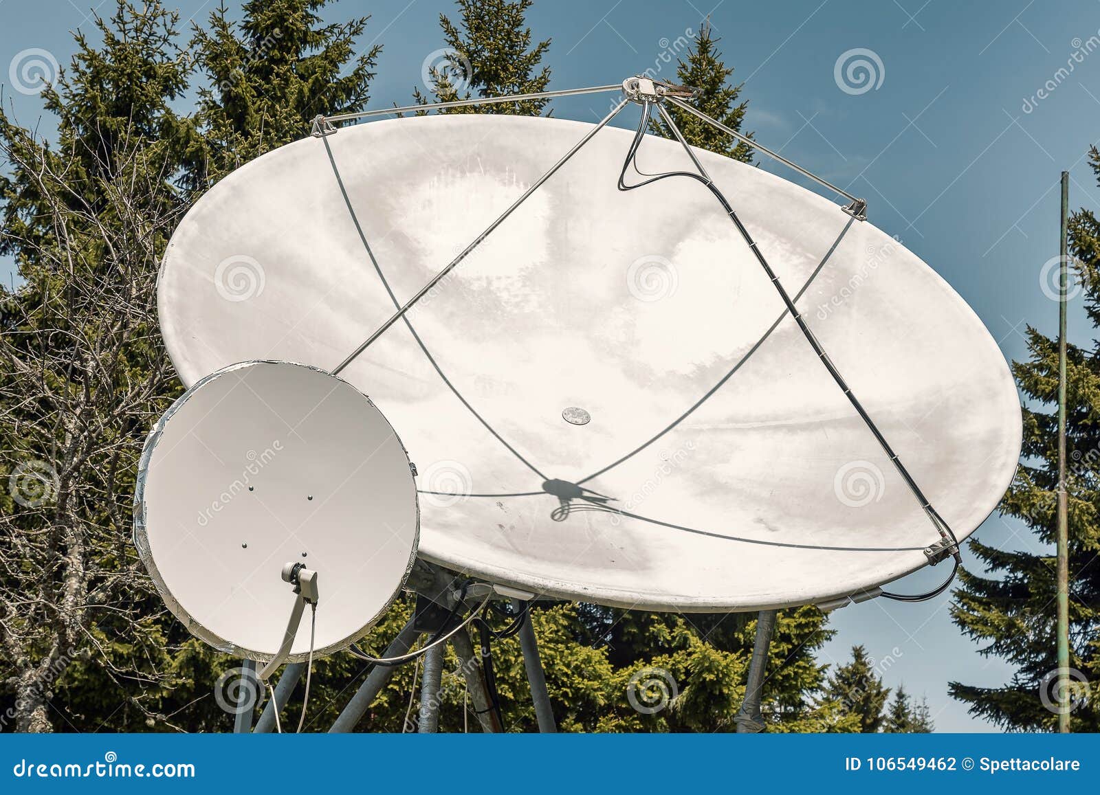 Big dish. Огромная спутниковая тарелка. Антенна тарелка большая. Большая параболическая антенна. Параболическая антенна с двумя тарелками.