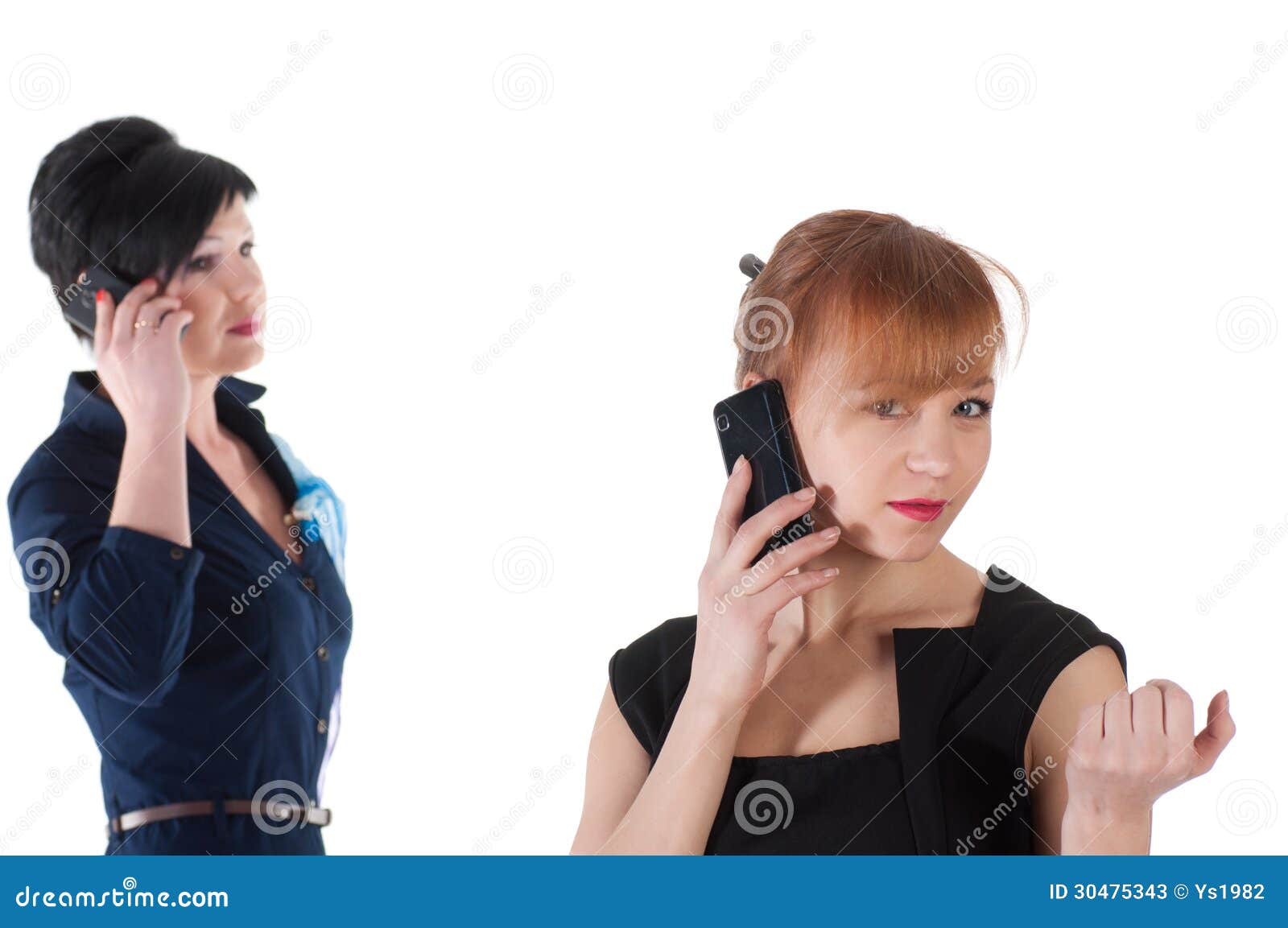 Она разговаривает с подругой по телефону. Две девушки разговаривают по телефону. Две подруги разговаривают по телефону. Подаруиаотелефону. Подружки общаются по телефону.