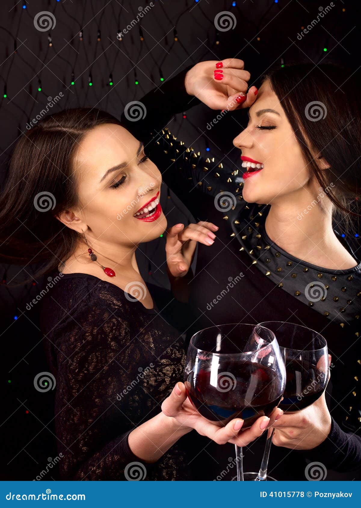 Dwa Seksownej Lesbian Kobiety Z Czerwonym Winem Zdjęcie Stock Obraz