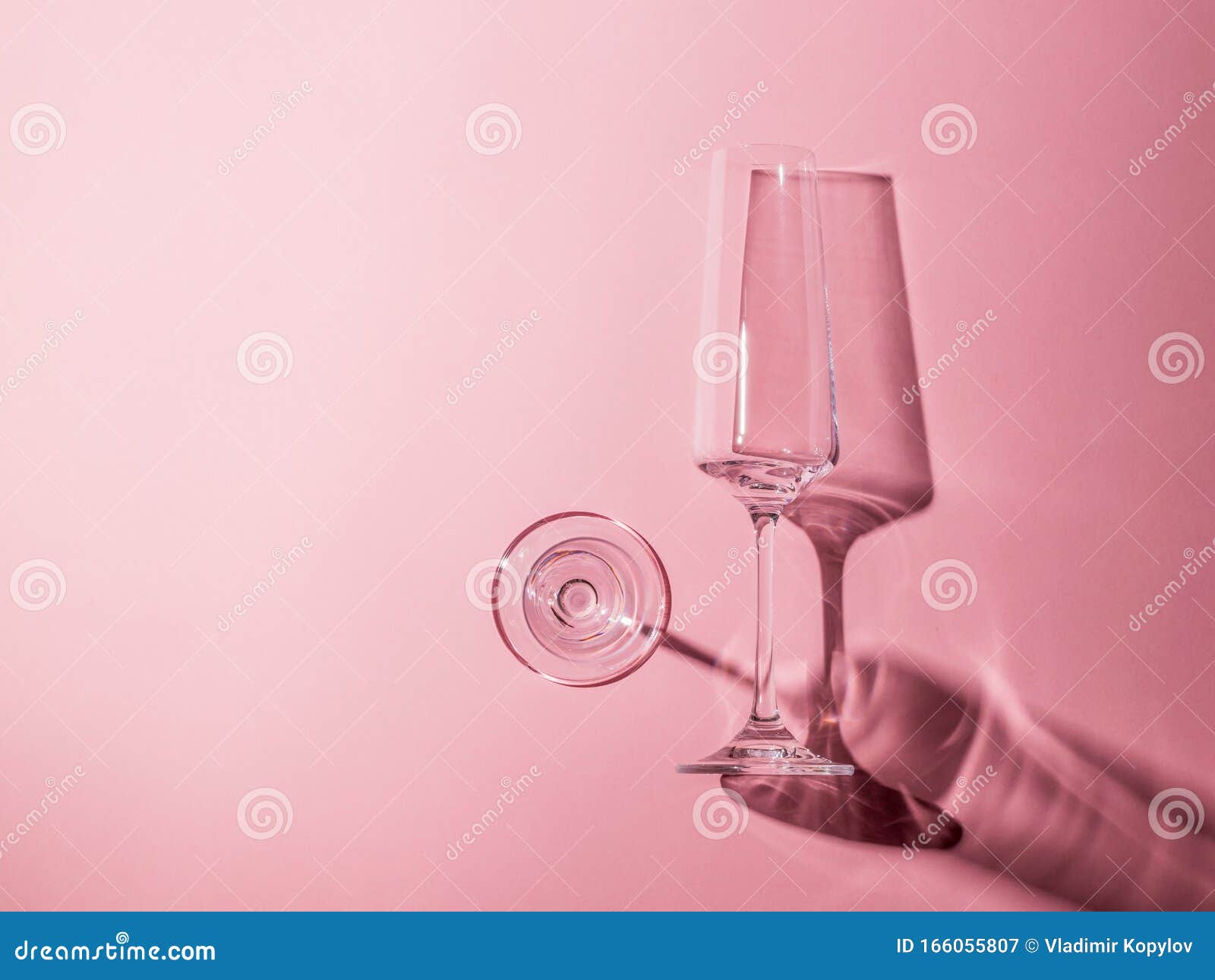 Dwa szklane okulary z cieniem na różowym tle Wyroby szklane w świetle twardym Wyroby szklane w świetle twardym