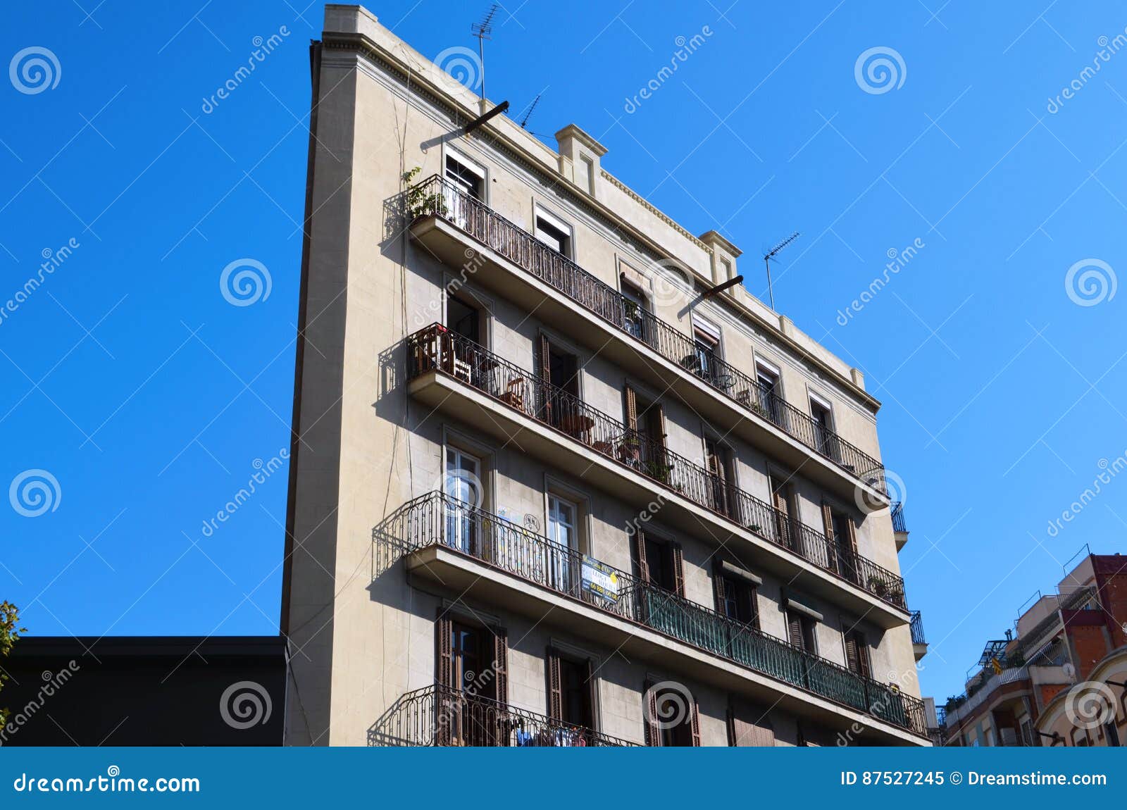 Dwelling house editorial image. Image of seasons, house 87527245