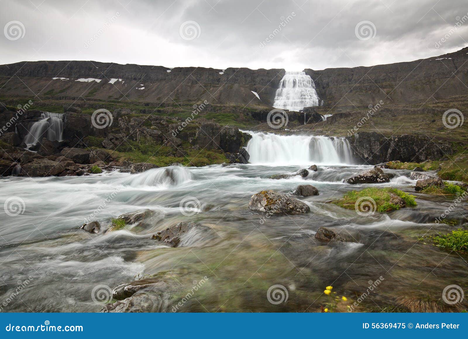 Długa ujawnienie fotografia potężna Dyjandi siklawa w północnym Iceland