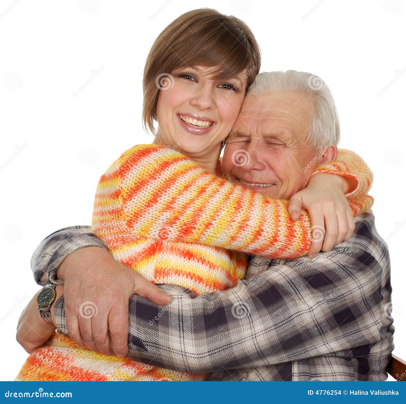 Дедушка с внучкой взрослой. Дедушка и внучка обнимаются. Дедушка обнимает внучку. Девушка обнимает дедушку. Дедушка и взрослая внучка объятия.