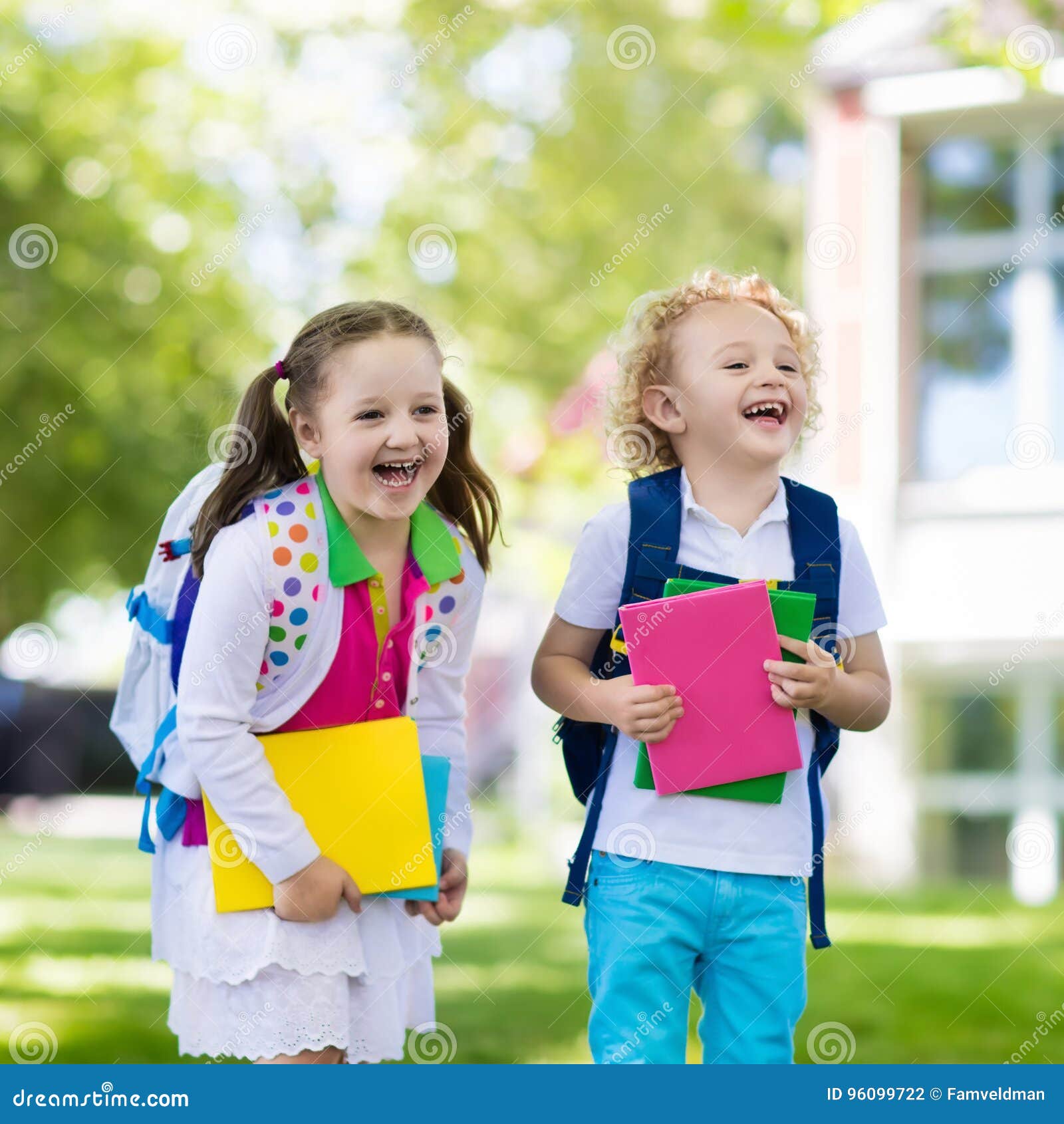 Дети в школу идут 25. Летом дети ходят в школу. Childrens going to School. Children going to School. Children going to School with books.