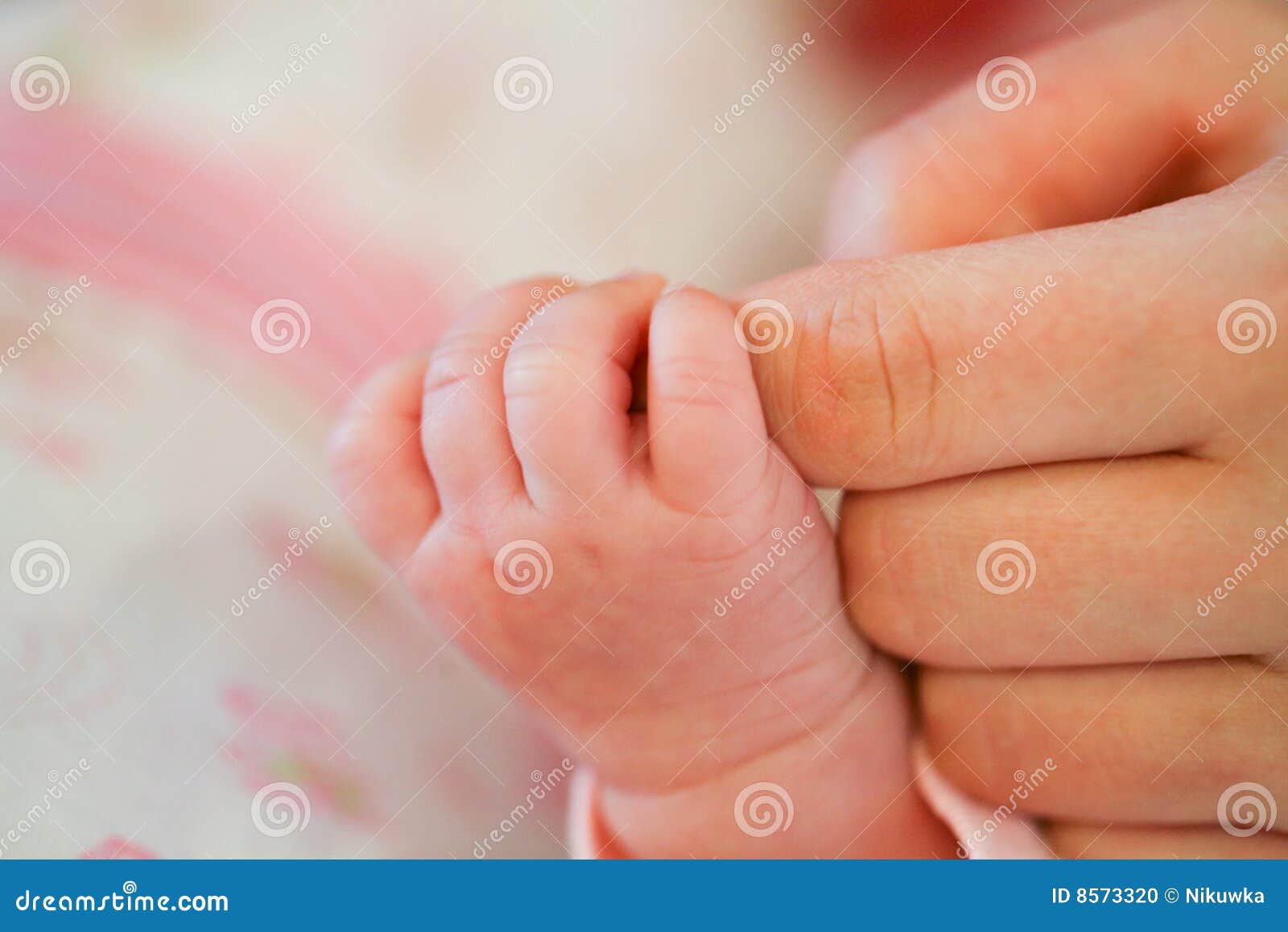 Dziecka ręki mienia matka s. Dziecko wręcza mienie jej matki s