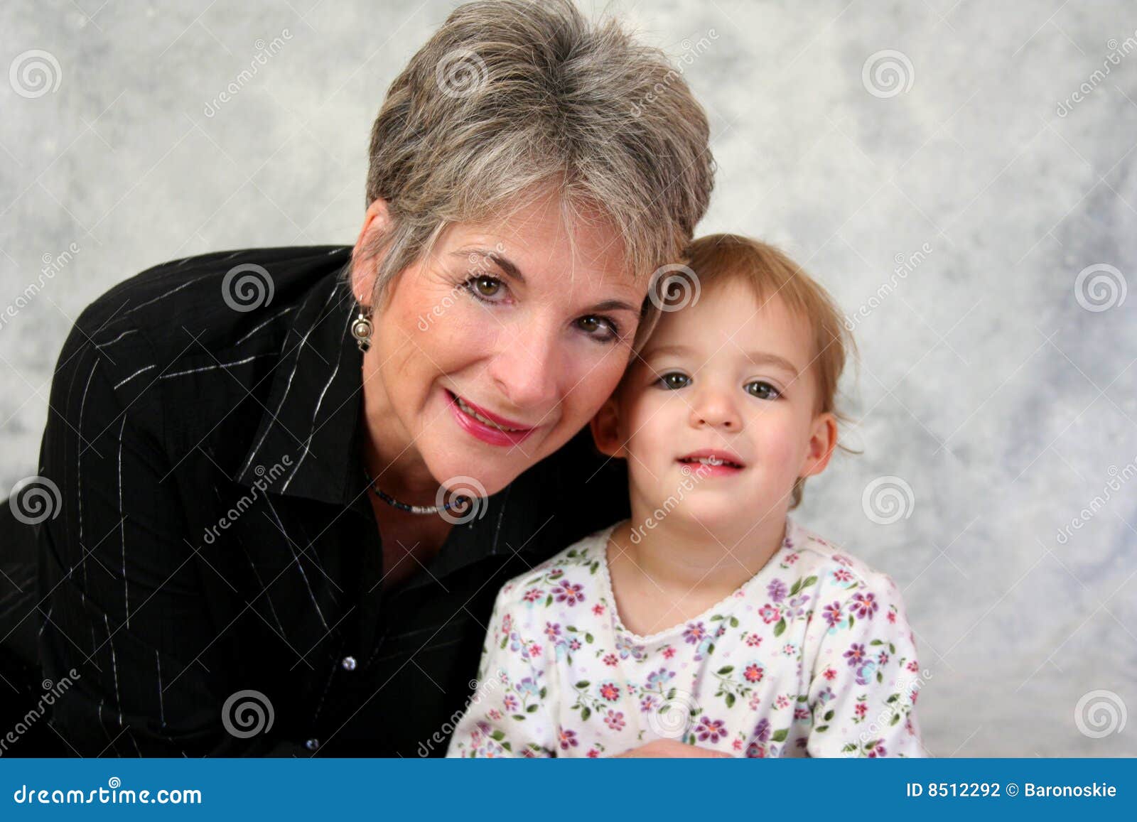 Dziecko babcia. Kamery wnuczki babcia jej portreta pozy uśmiech