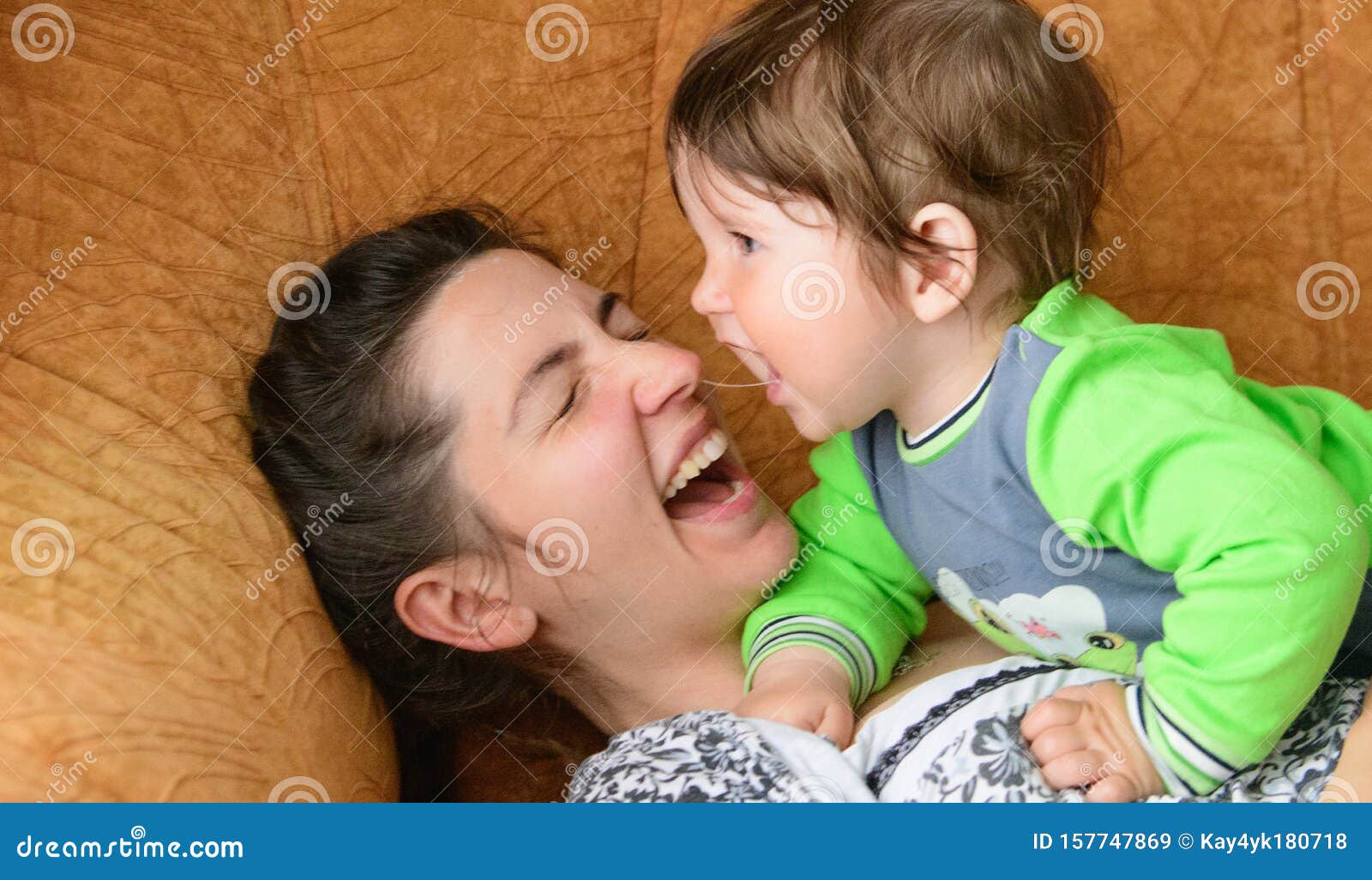 Мама кусает ребенка