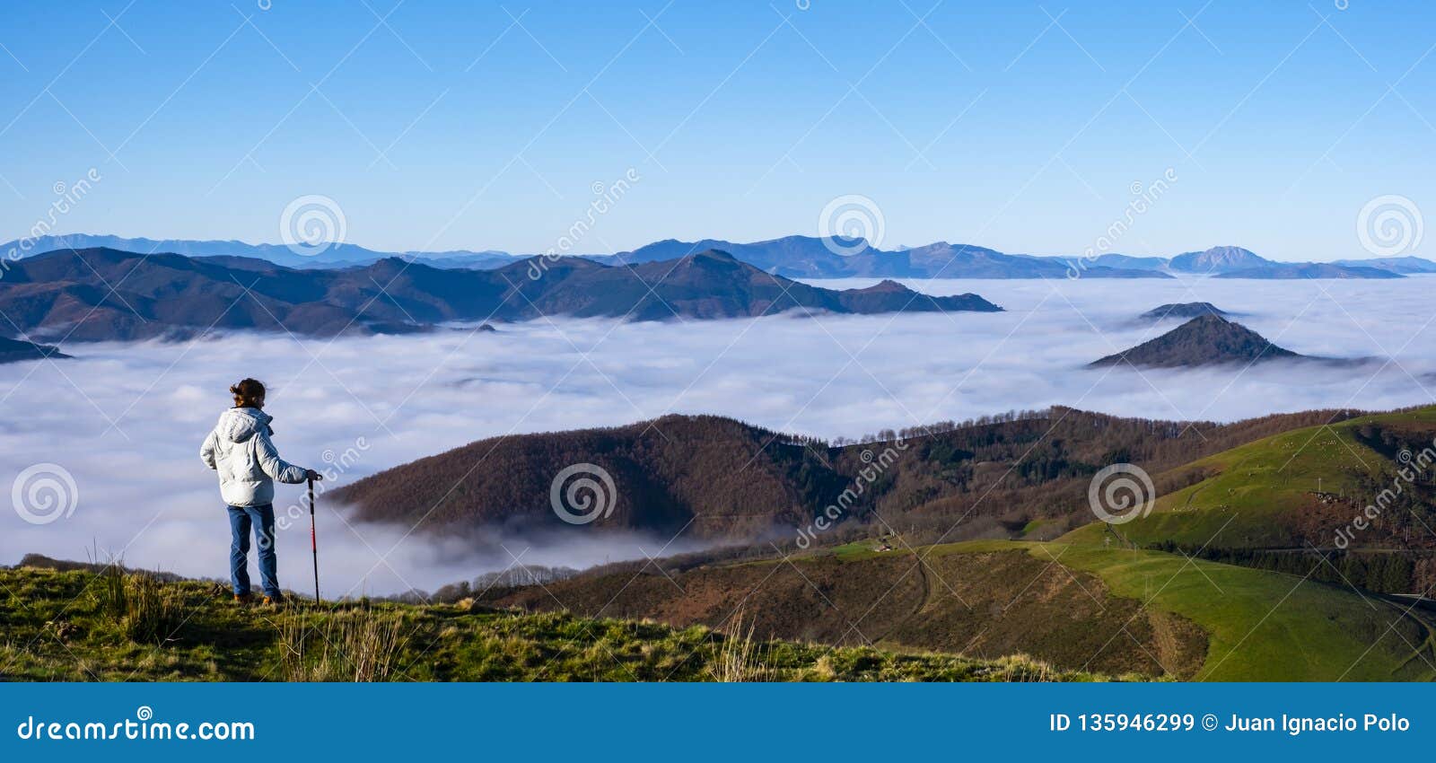 Dziewczyna na wierzchołku patrzeje krajobraz góra. Dziewczyna na wierzchołku patrzeje krajobraz Aiako Harriak naturalny park góra, Baskijski kraj
