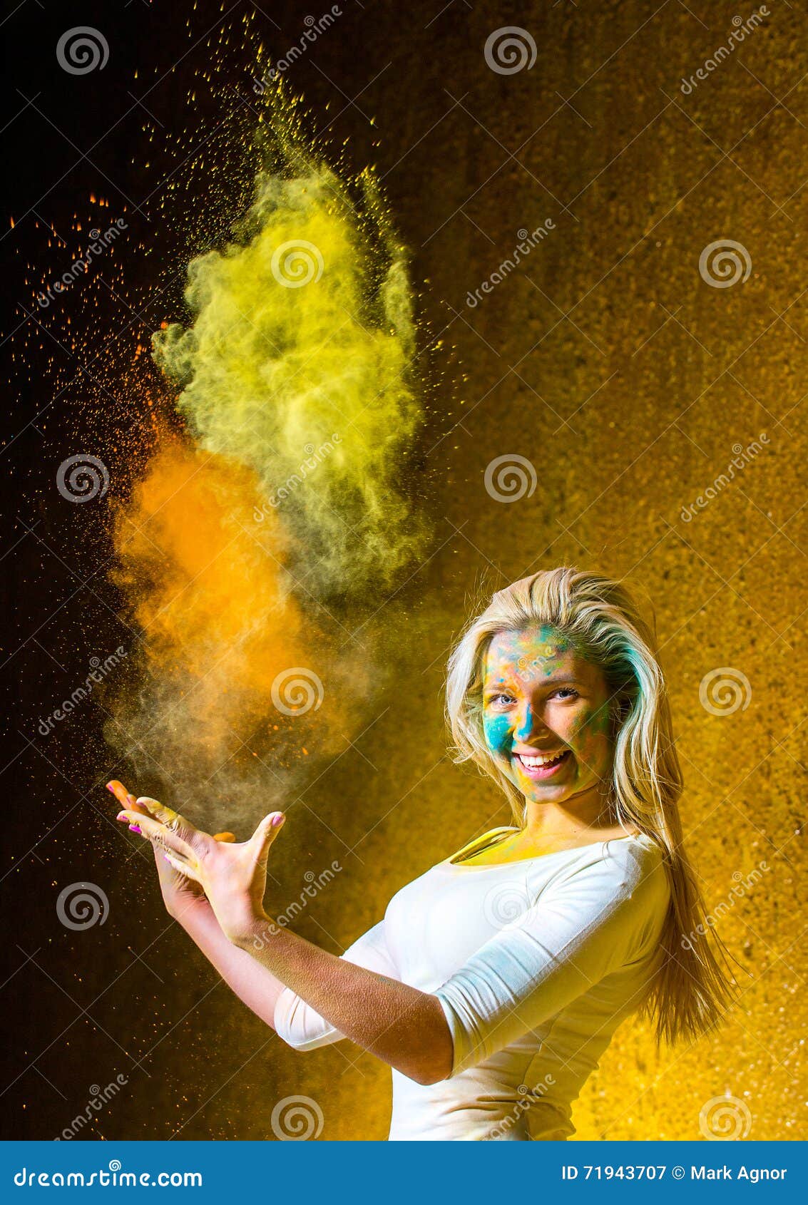 Dziewczyna z holi farbami. Portret piękna kobieta z holi farbą