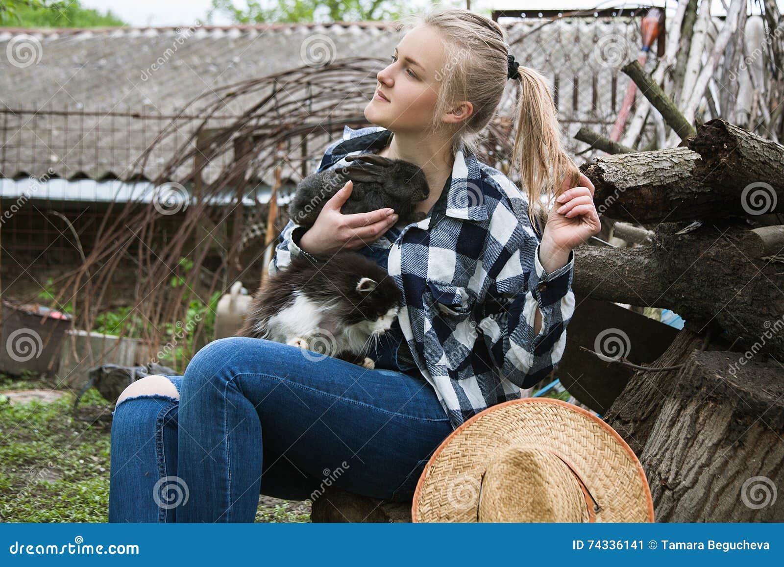 Dziewczyna z kotem i królikiem