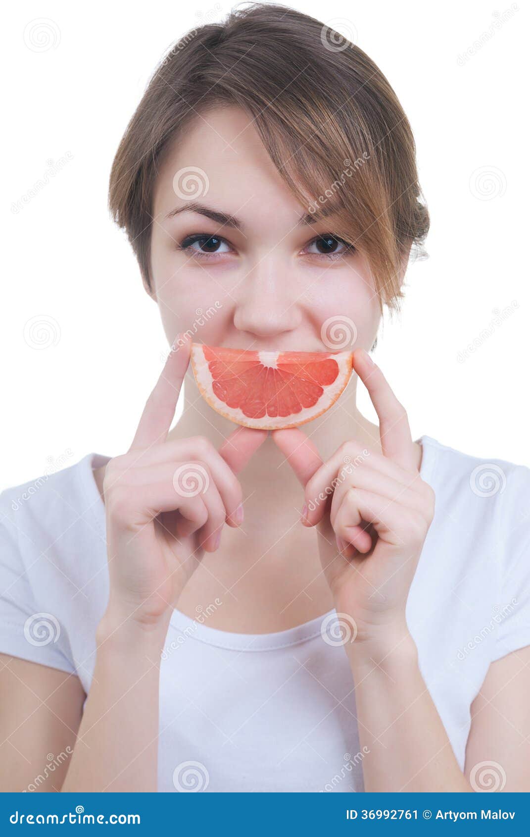 Держит еду во рту. Девушка с ломтиком. Девушка открыла рот для еды. Открытый рот с едой фото.