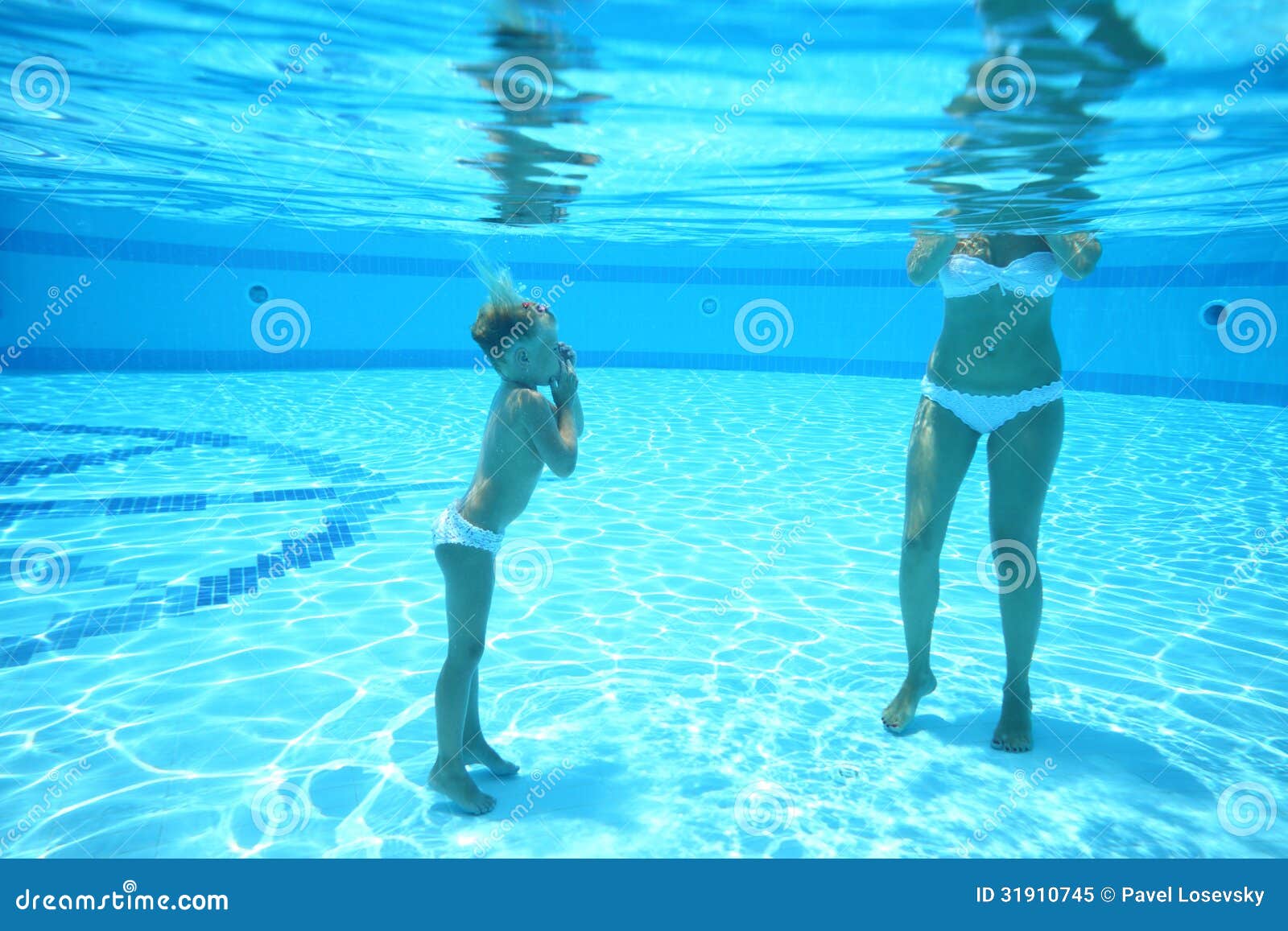 Dziewczyna zakrywa jej nos z jego ręką i nurkującego dno pływacki basen z jego matką