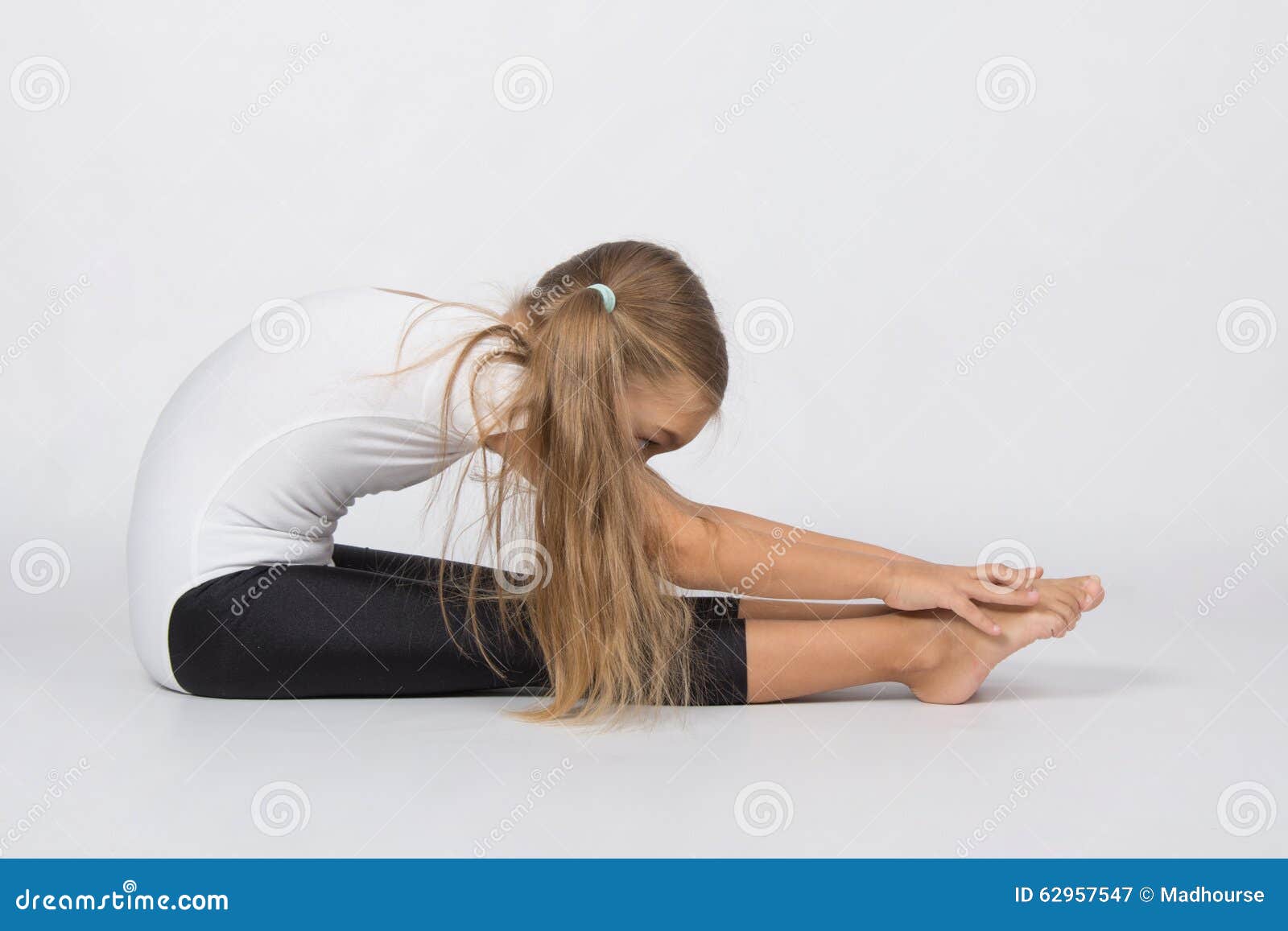 Дотянуться до пола. Девочка гимнастка на полу. Гимнастка сидит на полу. Девочка гимнастка сидит на полу. Гимнастки сидят на коленках.