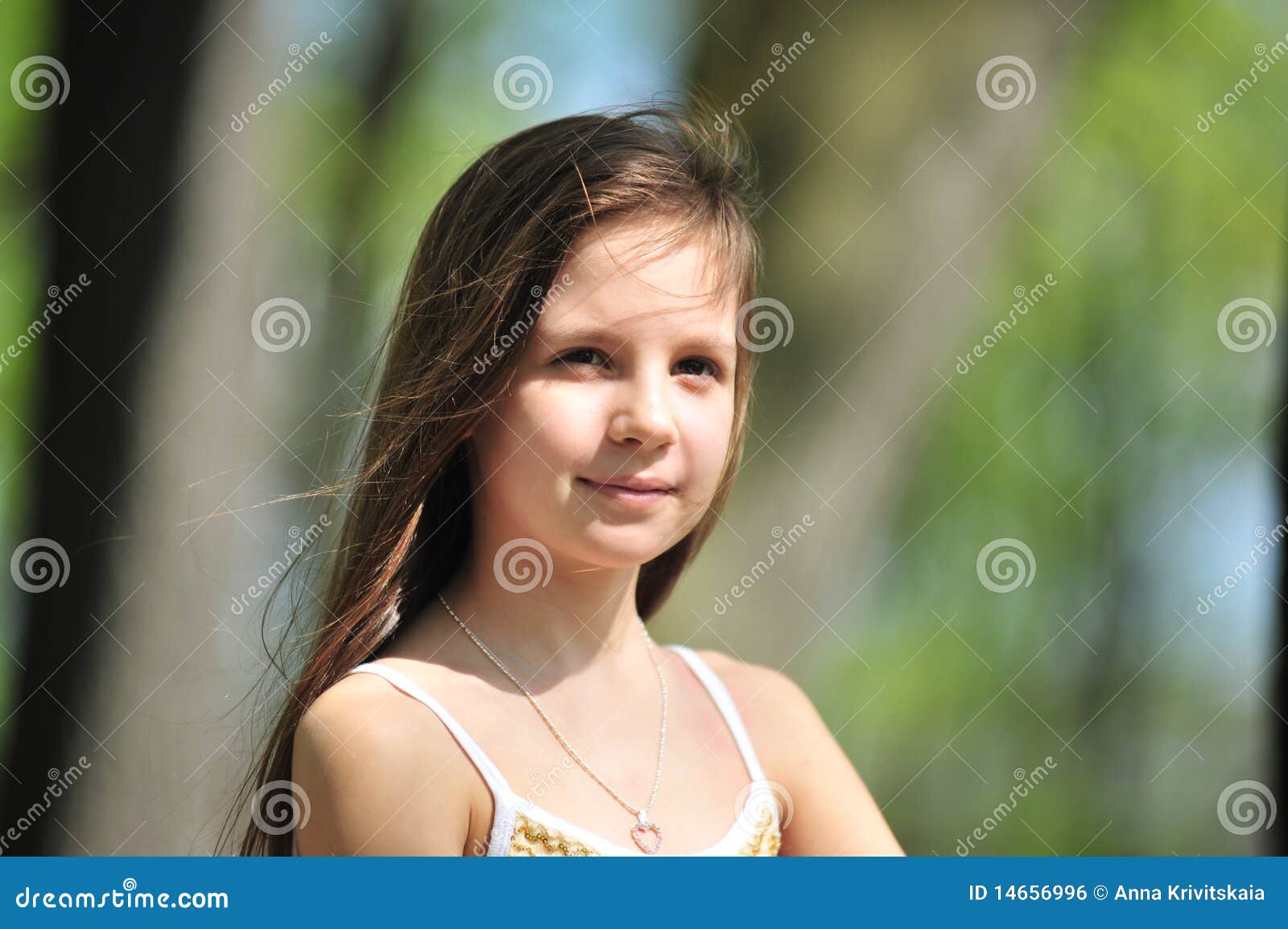 Dziewczyny mała parkowa portreta wiosna. Dziewczyny z włosami długiego parkowego portreta mała uśmiechnięta wiosna