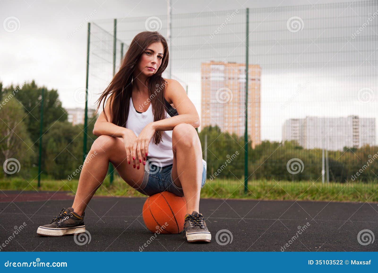 Присела снизу. Девушки на корточках. Фотосессия на спортивной площадке. Девушка спорт сидит. Девушка на баскетбольной площадке Силит.