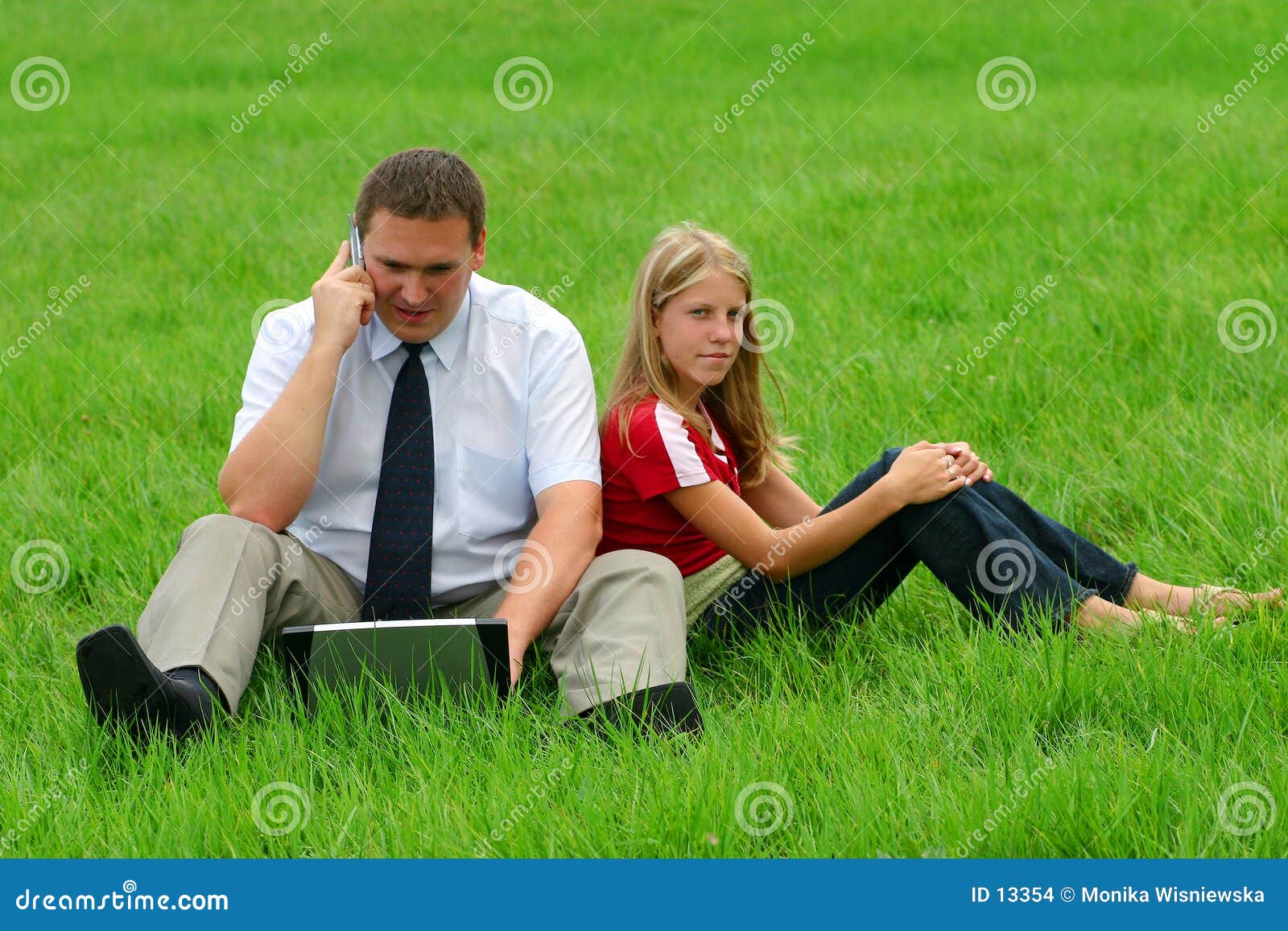 Dziewczyny trawy człowiek siedzi