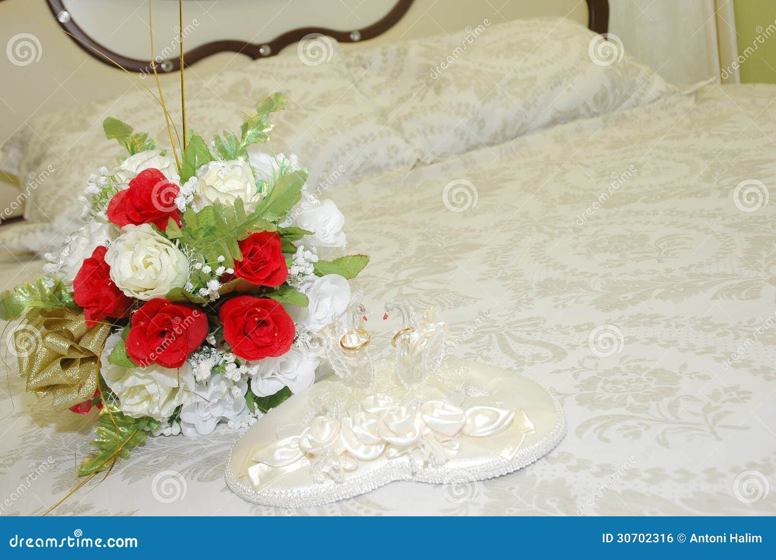 Dzień ślubu. Para obrączki ślubne i bridal bukiet kwiaty na łóżku