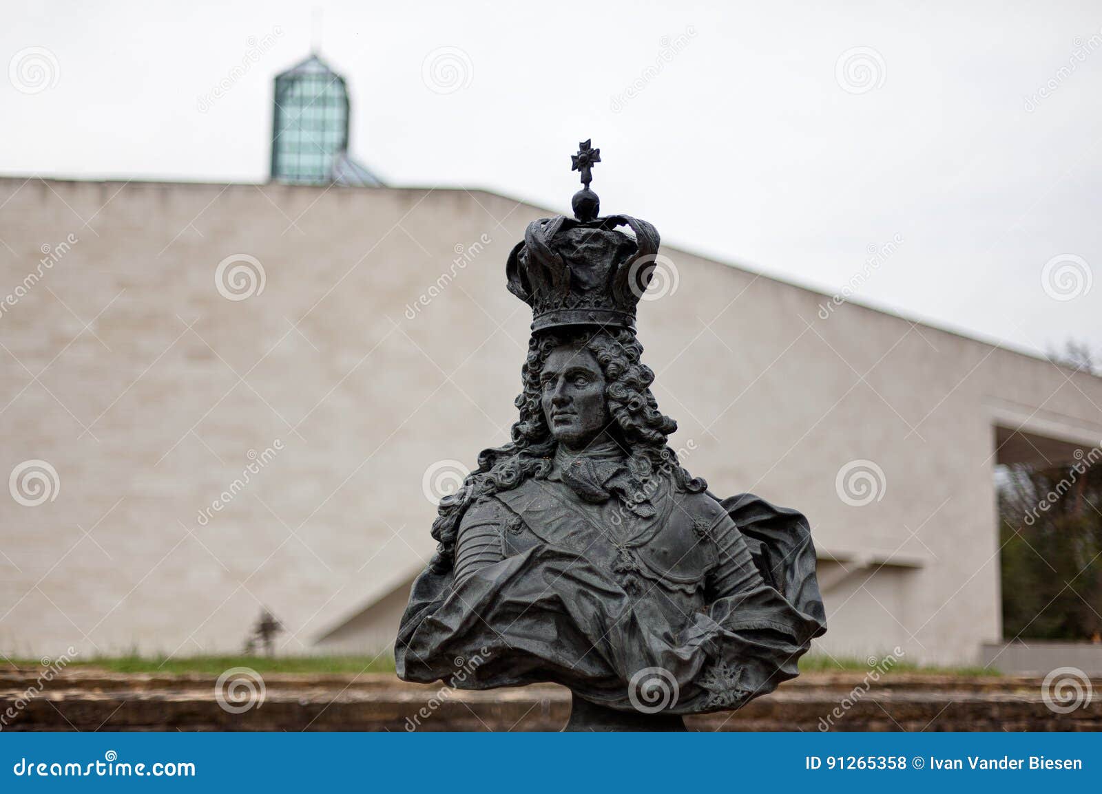 Dâ€™ Art Moderne Grand-Duc Jean de Mudam MusÃ©e de ngen de ¼ de ThÃ de fort de statue de Feede d'oiseau sur Kirchberg, Luxembourg. La statue en laiton de Feede d'oiseau du Roi Philippe V de l'Espagne par le nchez Castillo de ¡ de Fernando SÃ devant le fort Thungen et le Mudam Musum - le musée de l'art moderne de Duc Jean grand par, au Luxembourg