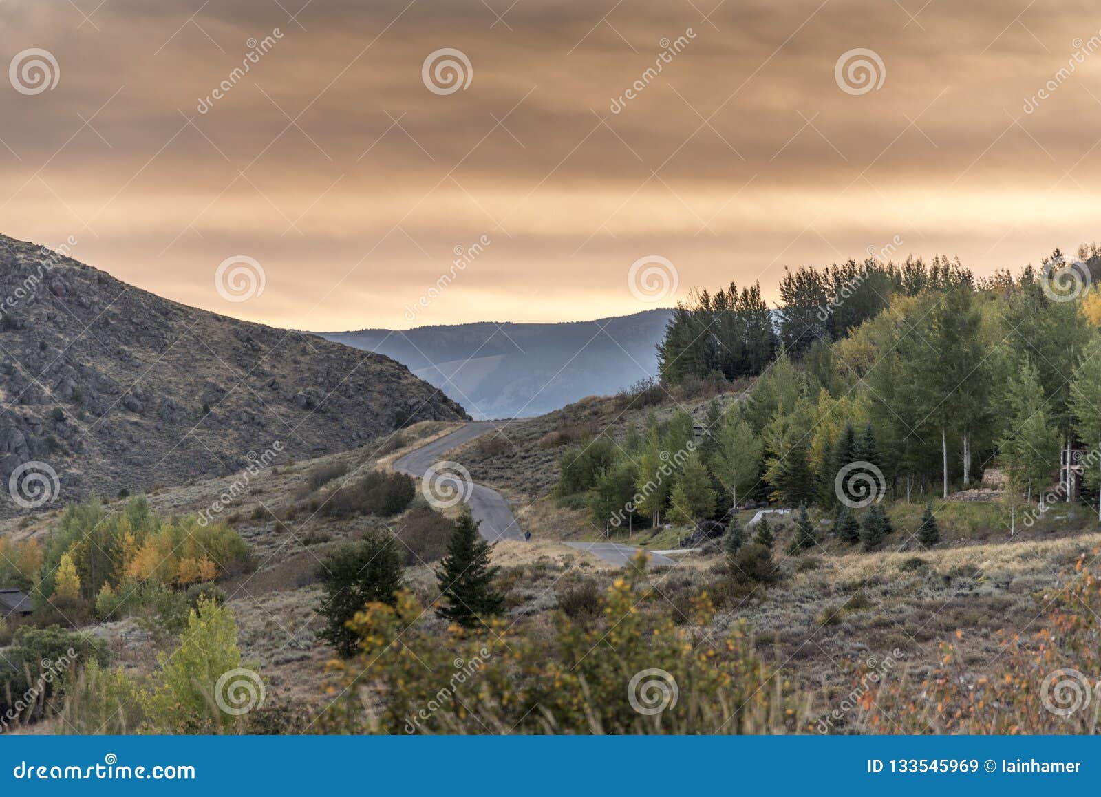 Dämmerung über dem großartigen Tetons von der Frühlings-Nebenfluss-Ranch Jackson Wyoming Großartiger Nationalpark Teton ist im Nordwesten des U S-Staat von Wyoming Es gibt den Teton-Gebirgszug, die 4.000 Meter großartige Teton-Spitze und das Tal, das als Jackson Hole bekannt ist um Itâ€™s ein populärer Bestimmungsort im Sommer für das Bergsteigen-, Wandern, backcountrykampieren und Fischen, verbunden mit nahe gelegenem Yellowstone Nationalpark vom John D Rockefeller, jr. Erinnerungsallee