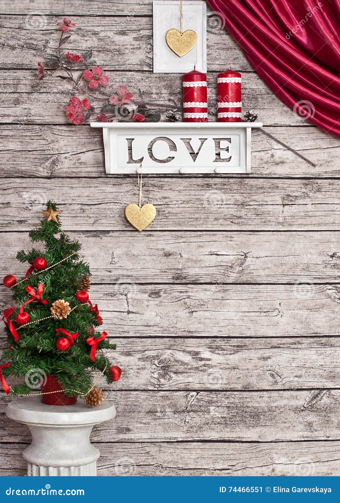 Décoration de Noël sur le mur blanc en bois avec l'arbre et les bougies de Noël