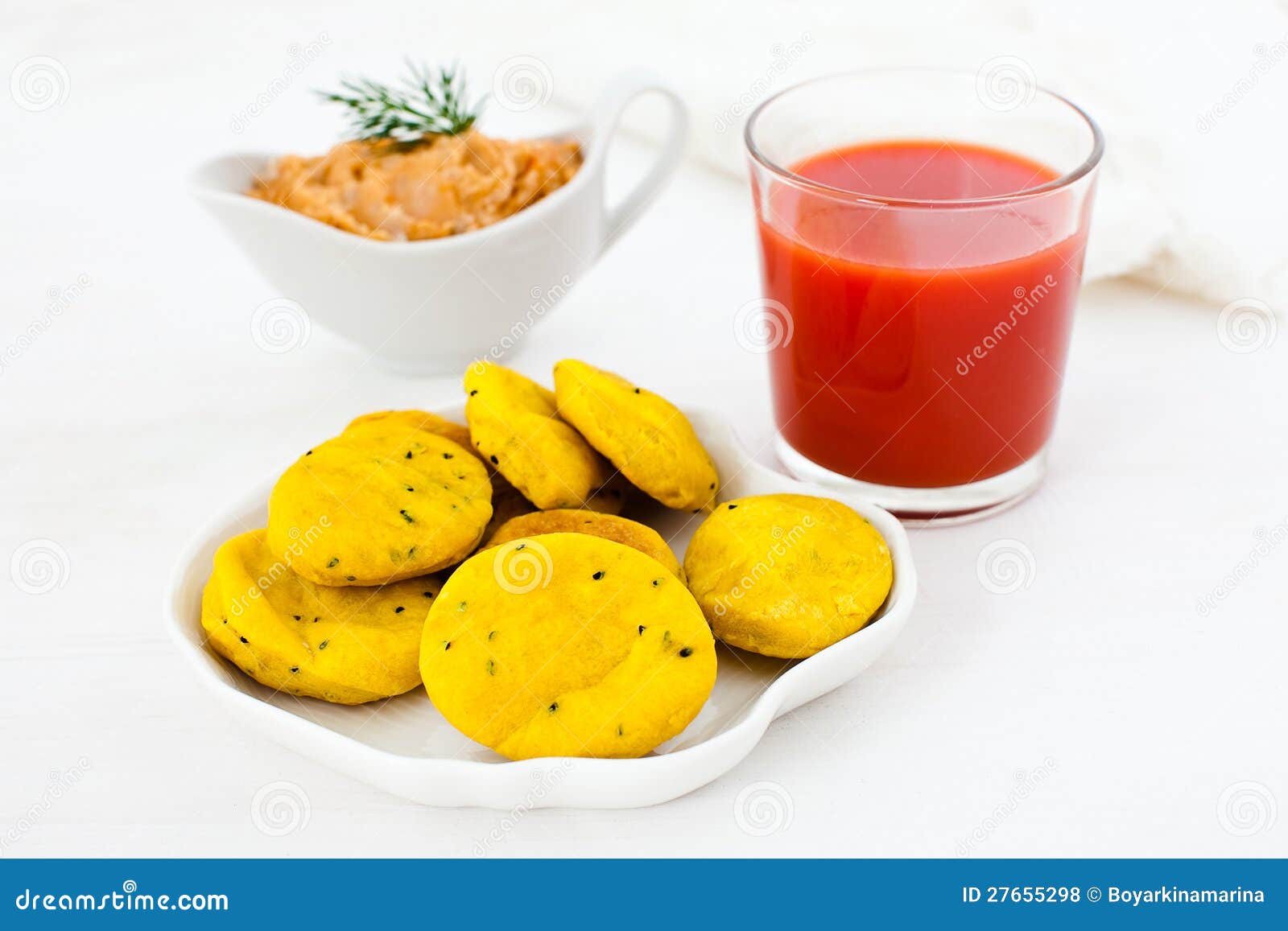 Casseurs, pâte, jus de tomates pour le déjeuner