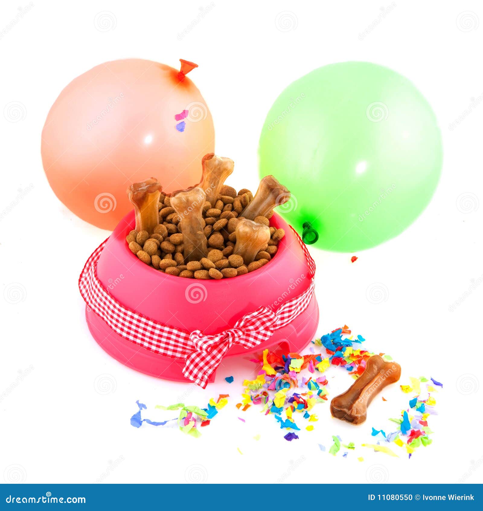 Alimento de perro para el día animal internacional adornado con el arqueamiento y los globos