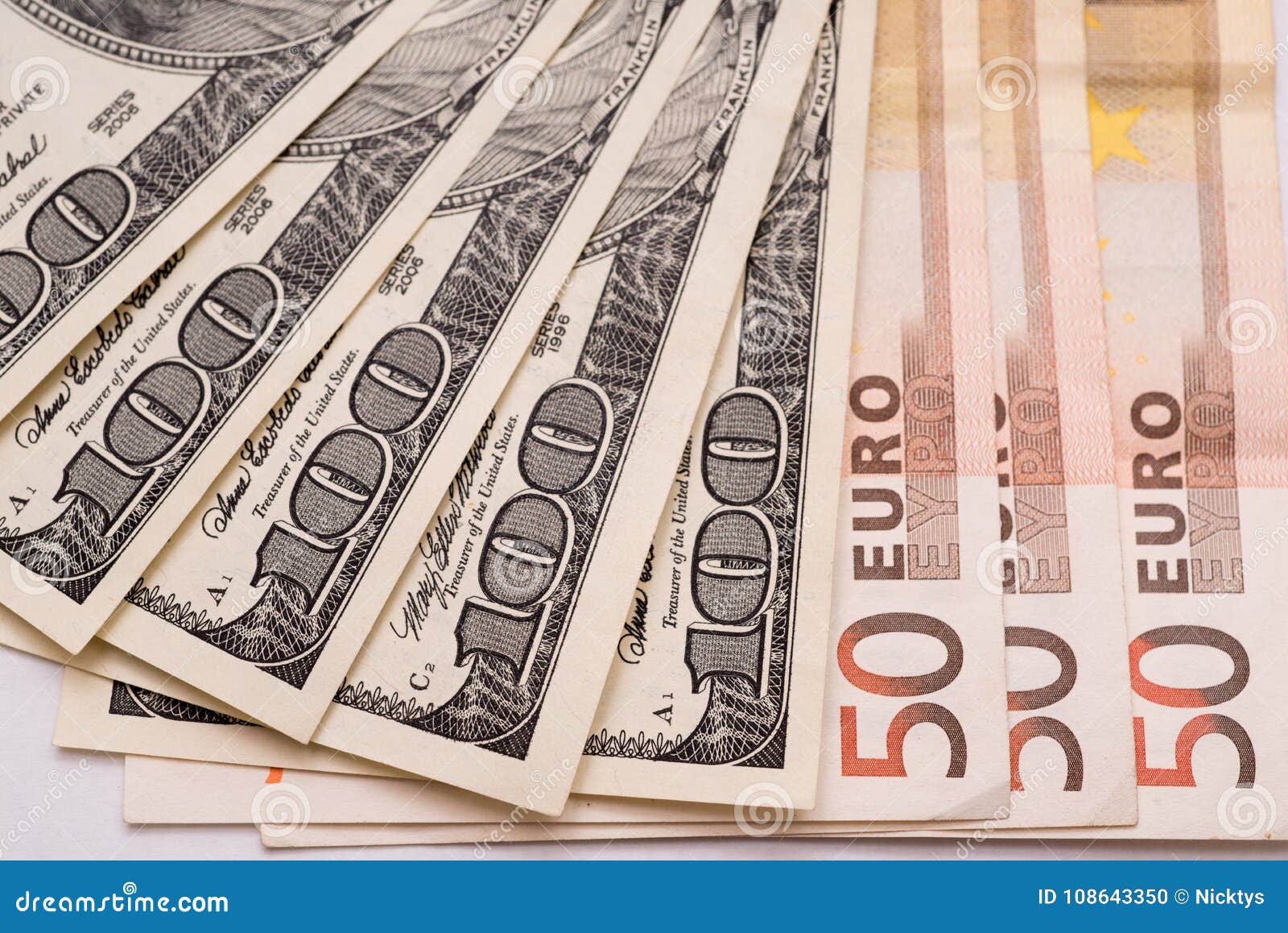 100 dólares y 50 billetes de banco de los euros en el Libro Blanco