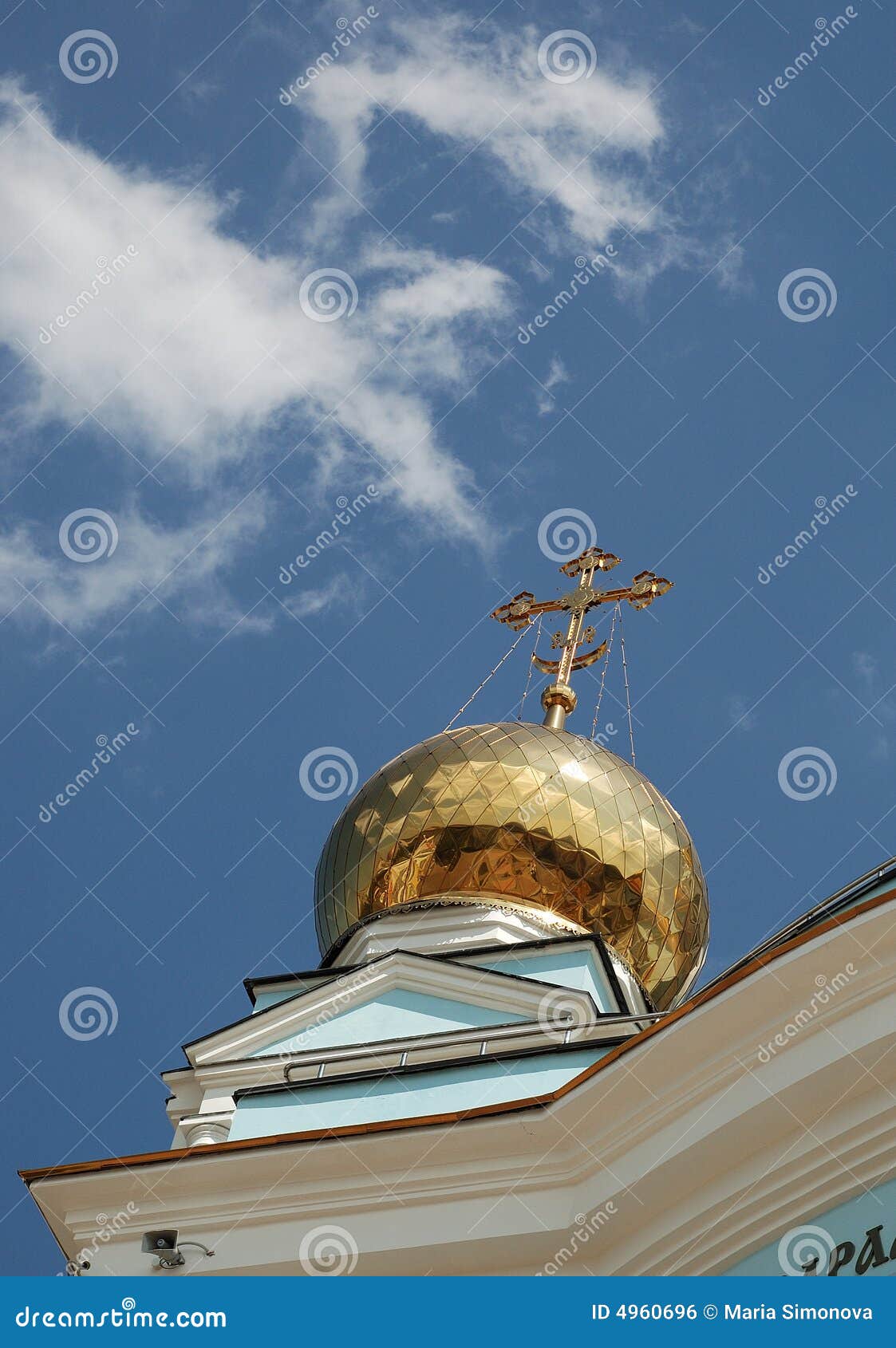 Dôme d'or de temple chrétien orthodoxe. Un dôme d'or brillant avec une croix de temple chrétien orthodoxe « cathédrale juste du soldat sacré Feodor Ushakov » à Saransk, Russie
