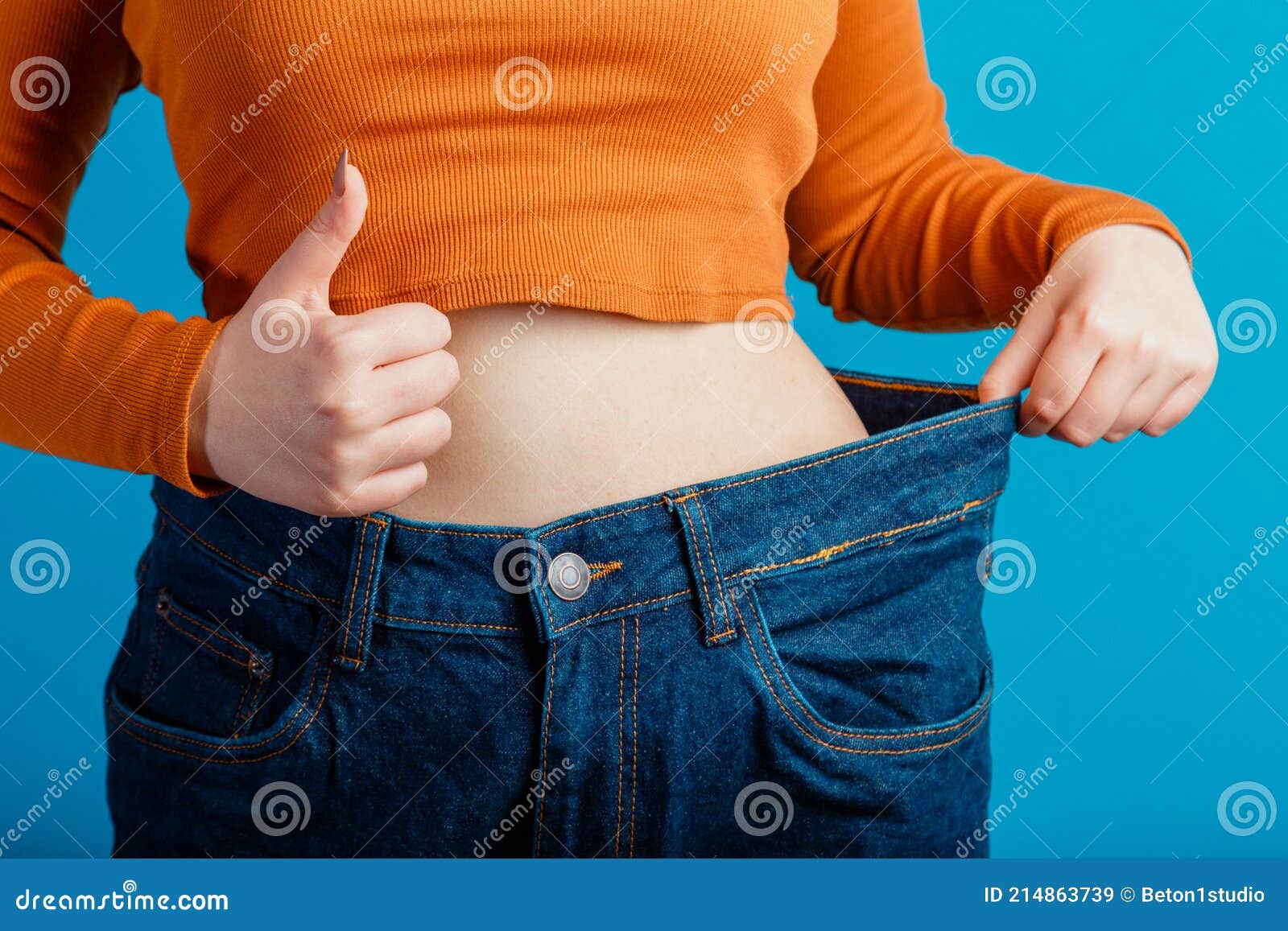 Dünn Gewichtsverlust Frau Zeigen Flachen Bauch Ziehen Von Händen übergroße Große Große Blaue