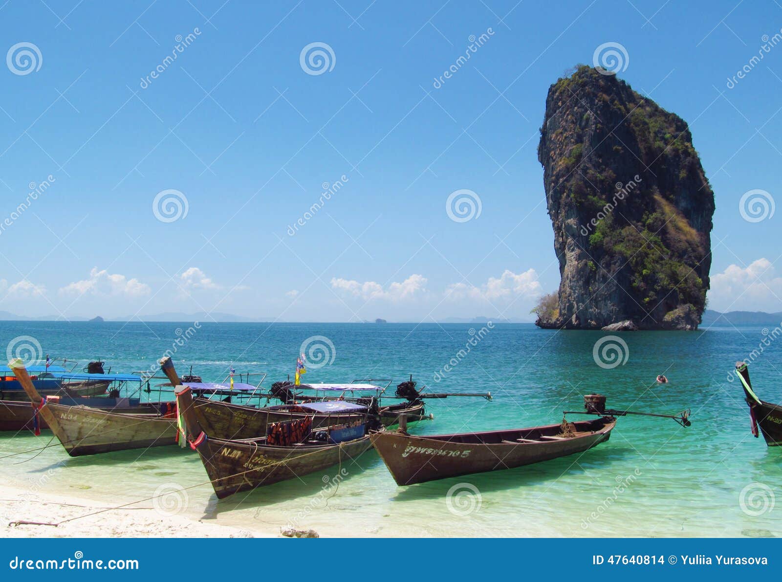 Długiego ogonu łodzie w Krabi plażach Tajlandia i wyspach. Krabi plaże Tajlandia i wyspy, wapień rockowe formacje Piękna biała piasek plaża, drzewka palmowe, błękitne wody i jasny niebieskie niebo na słonecznym dniu, Ludzie sunbathing, chodzi i snookering, Nadzwyczajne wapień falezy, miękkie białe piasek plaże, małe zatoczki i na morzu wyspy, Â Krabi pięknej linii brzegowej i długiego ogonu łodzie