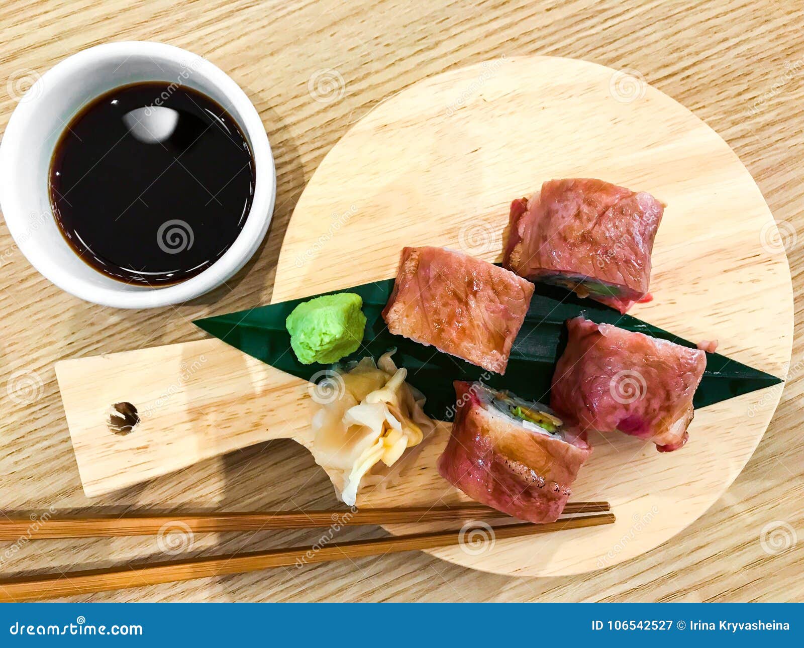 Meat sushi rolls with beef immagine stock. Immagine di cotto 106542527