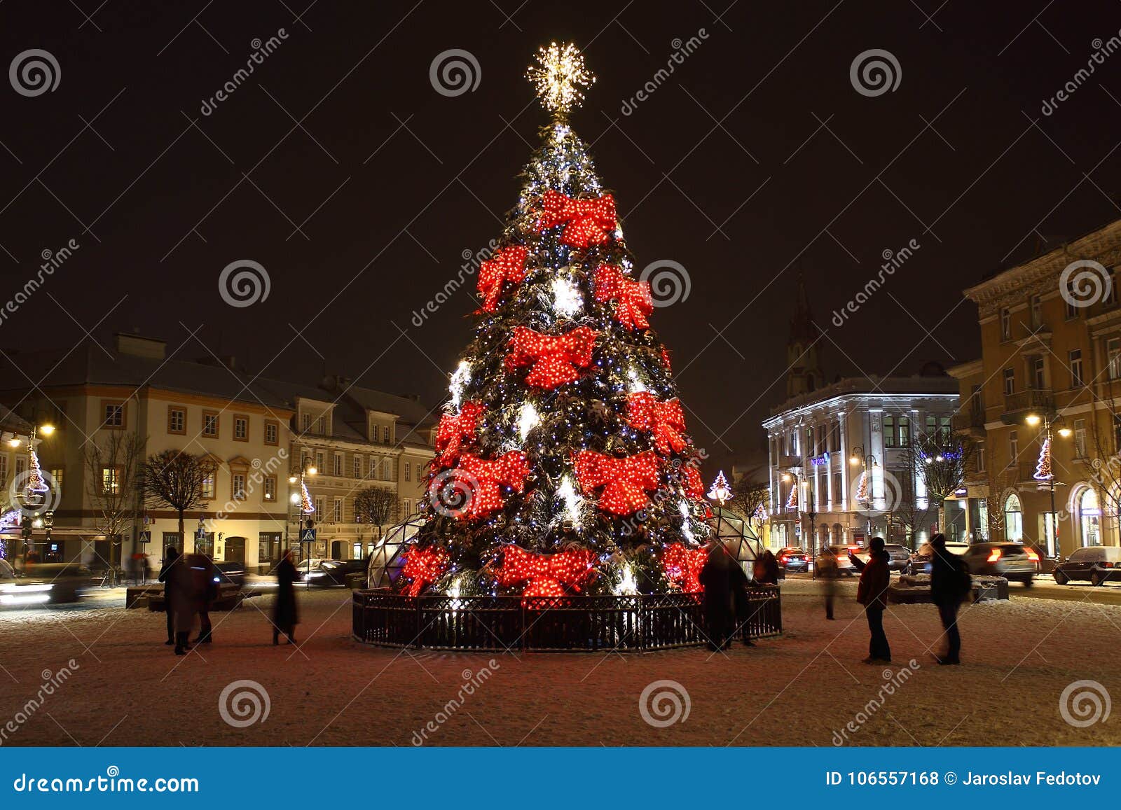 Christmas Tree in City Hall Square Redactionele Stock Foto Image of