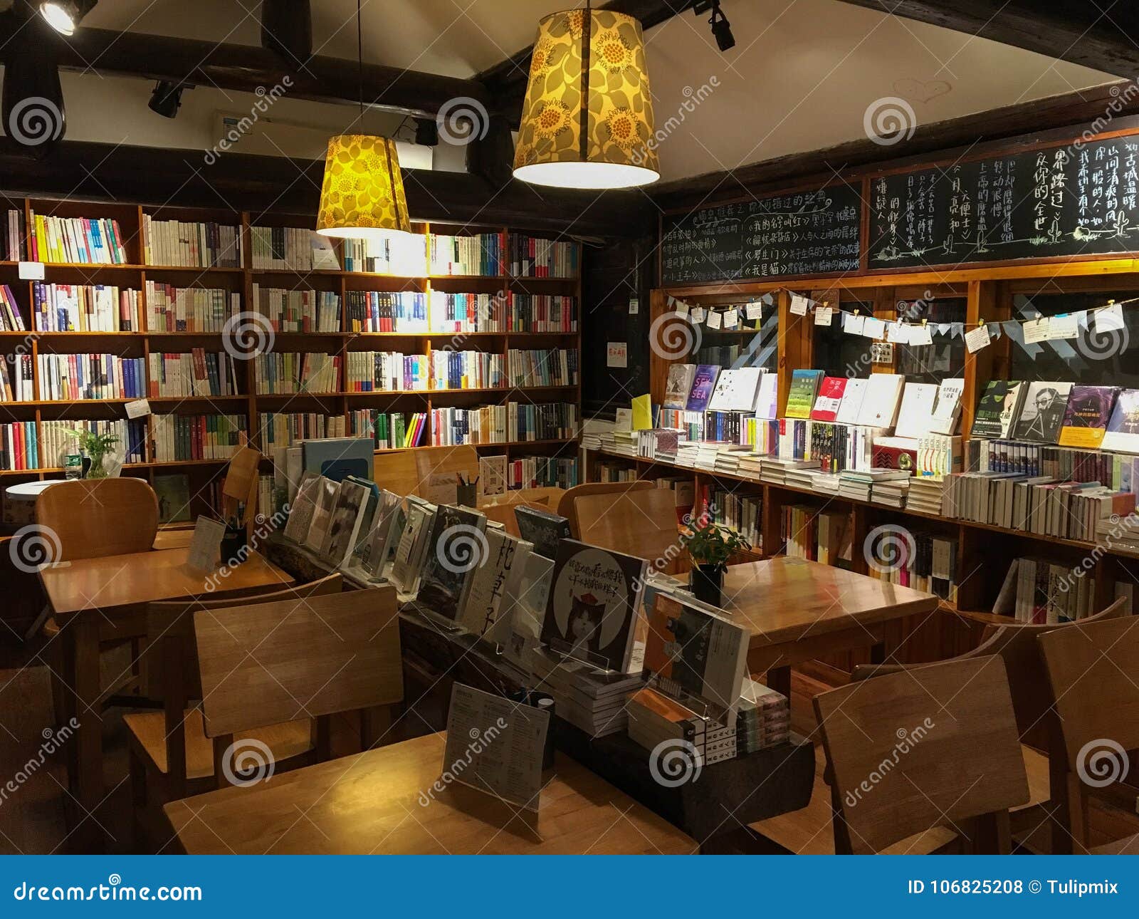 Bookstore in China. Librería en la ciudad de Suzhou, China del este Foto tomada en noviembre 2017