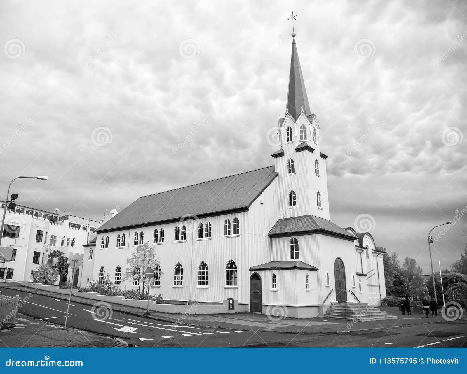 Church Building on Cloudy Sky in Reykjavik, Iceland Stock Afbeelding ...